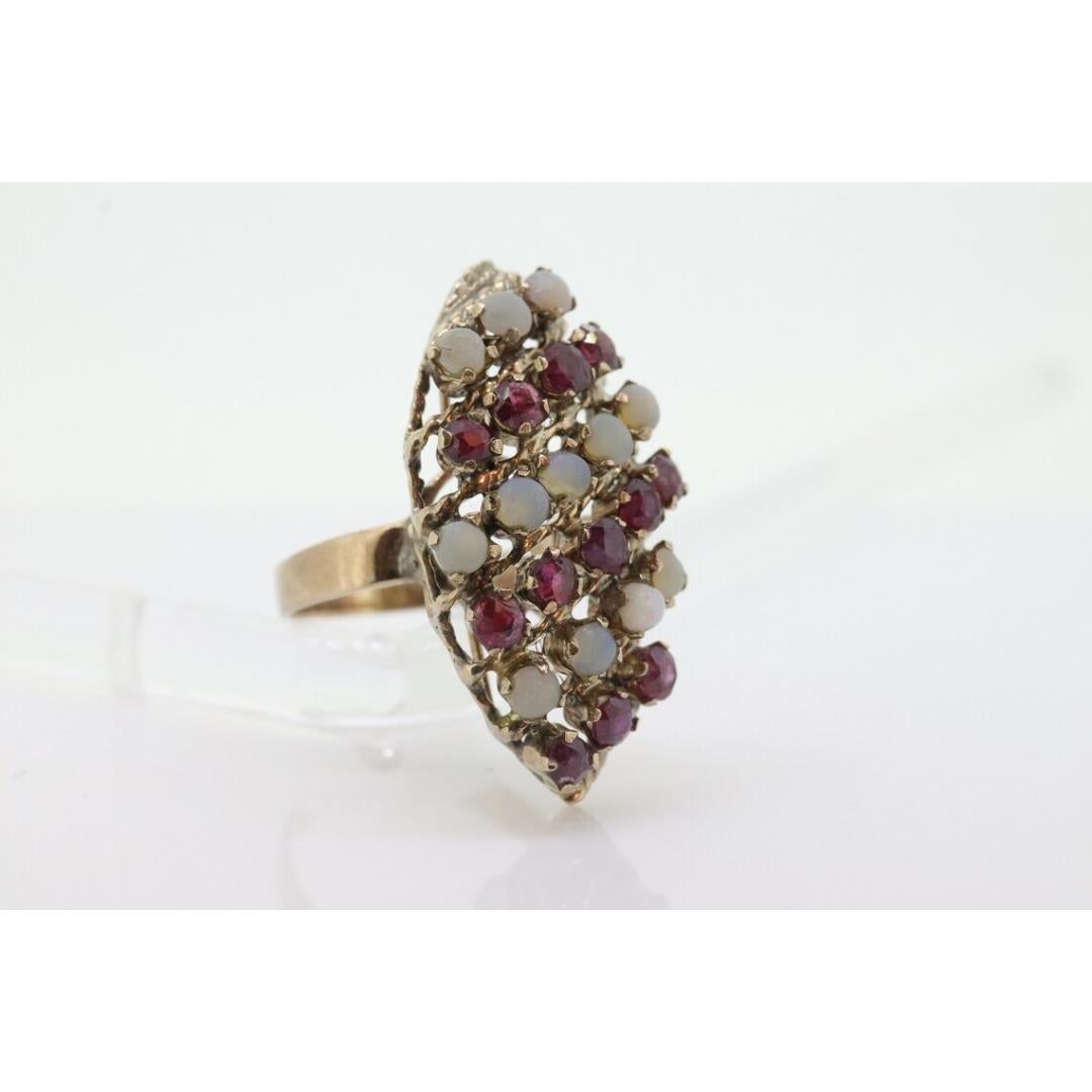 Bague victorienne 10k en opale et grenat. Or jaune 10k avec opale sertie en griffe en vente 1