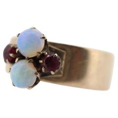 Anillo victoriano de oro de 10k con ópalo y granate. Anillo victoriano de oro de 10 quilates con ópalo en forma de garra. Ancho