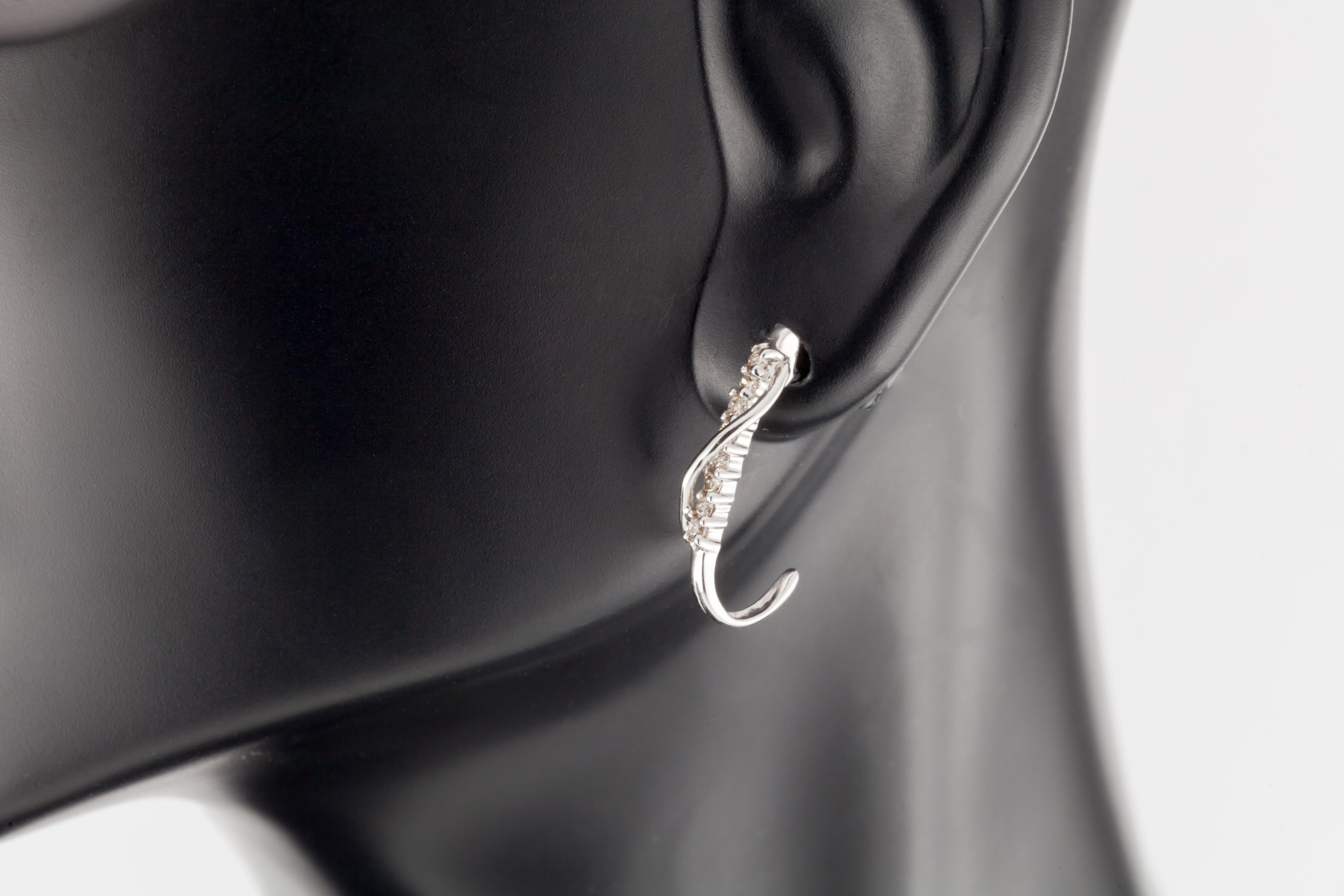 Splendidi orecchini a goccia in oro bianco 10k.
Presenta una fila di diamanti rotondi incastonati con un filo decorativo.
Lunghezza della goccia: 12 mm.
Peso totale dei diamanti: Circa 0,15 carati.
Schiena a farfalla. (NOTA: ne è incluso solo