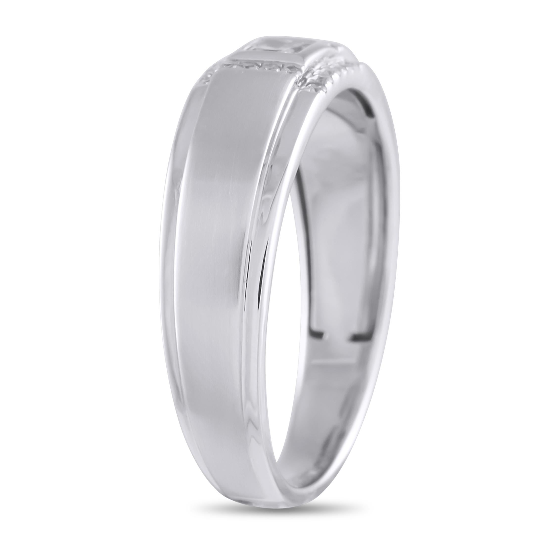 A sleek, understated design makes this ring perfect for anyone with a minimalist aesthetic. At the center of the sleep 10K White Gold band, a stunning arrangement of Diamonds totaling 0.20 carats create a stunning focal point. Ideal for everyday