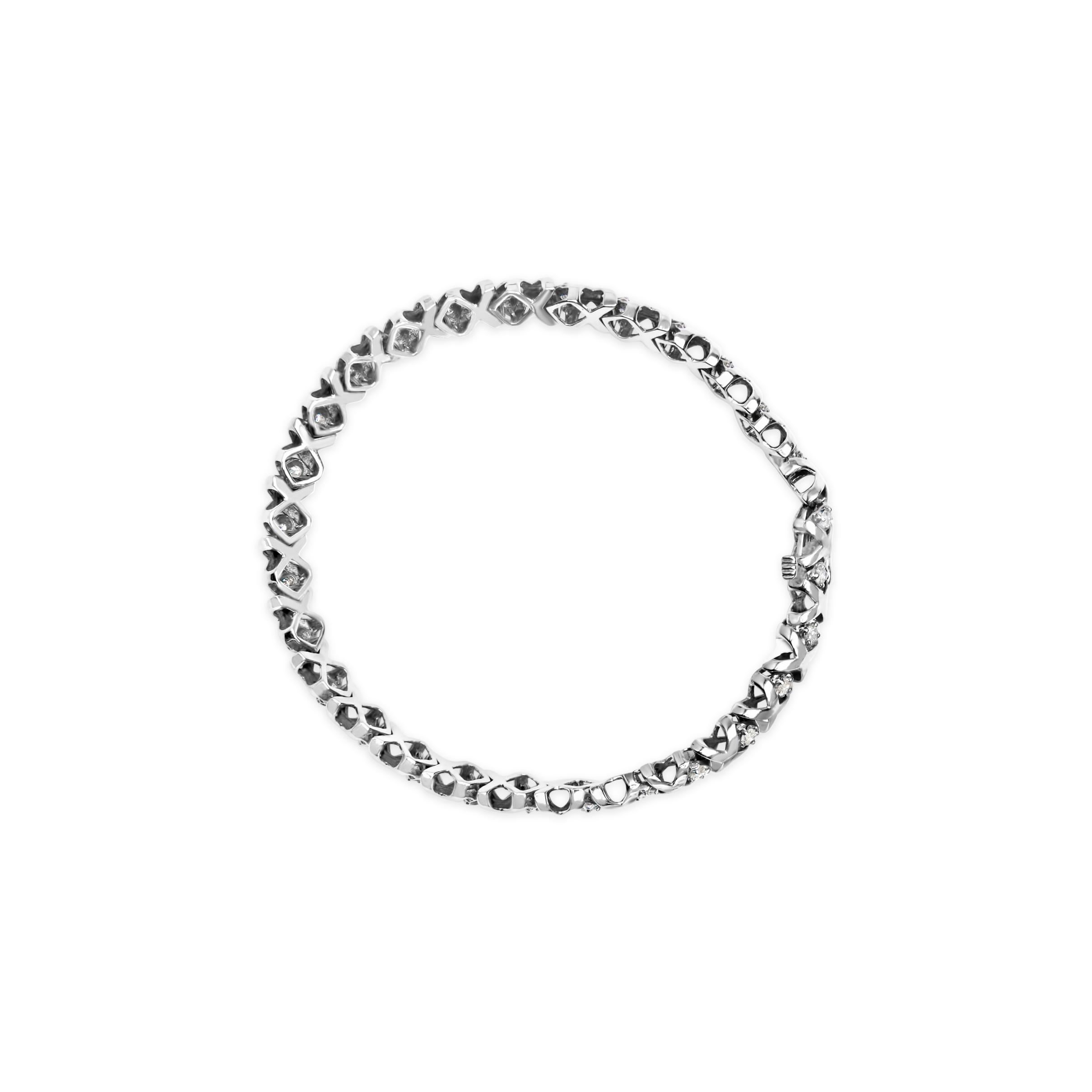 Pulsera de Tenis de Oro Blanco de 10 K con Diamantes Alternantes y Eslabones en X de 1 1/2 qt Moderno en venta