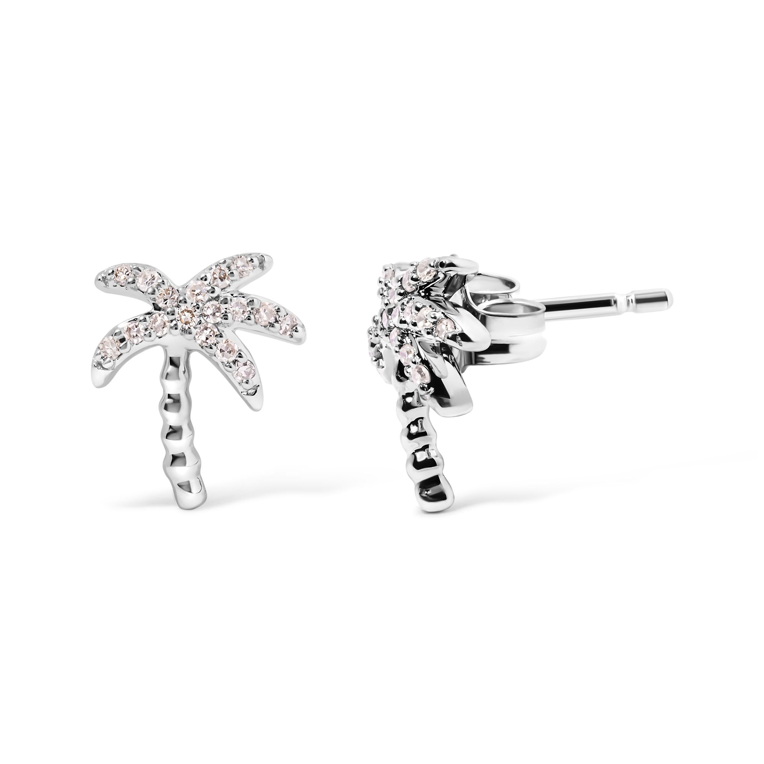 Laissez-vous séduire par la beauté éthérée de la Nature avec nos exquises boucles d'oreilles palmier en or blanc 10K. Ornées de 34 diamants ronds naturels, ces boucles d'oreilles offrent un poids total de 1/10 cttw. Le sertissage pavé complexe