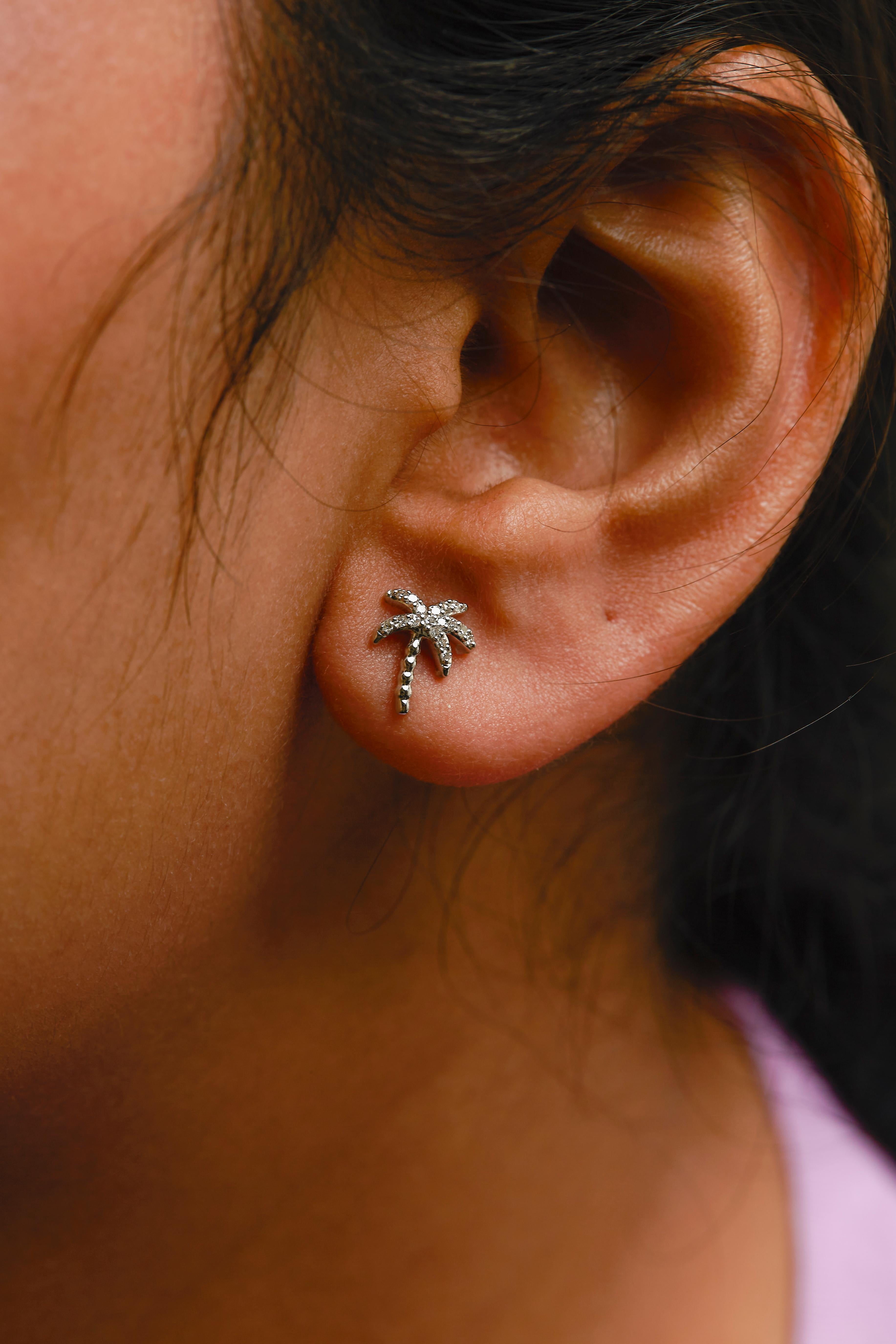 Or blanc 10 carats avec diamants de 1/10 carat  Boucles d'oreilles palmier incrusté Neuf - En vente à New York, NY