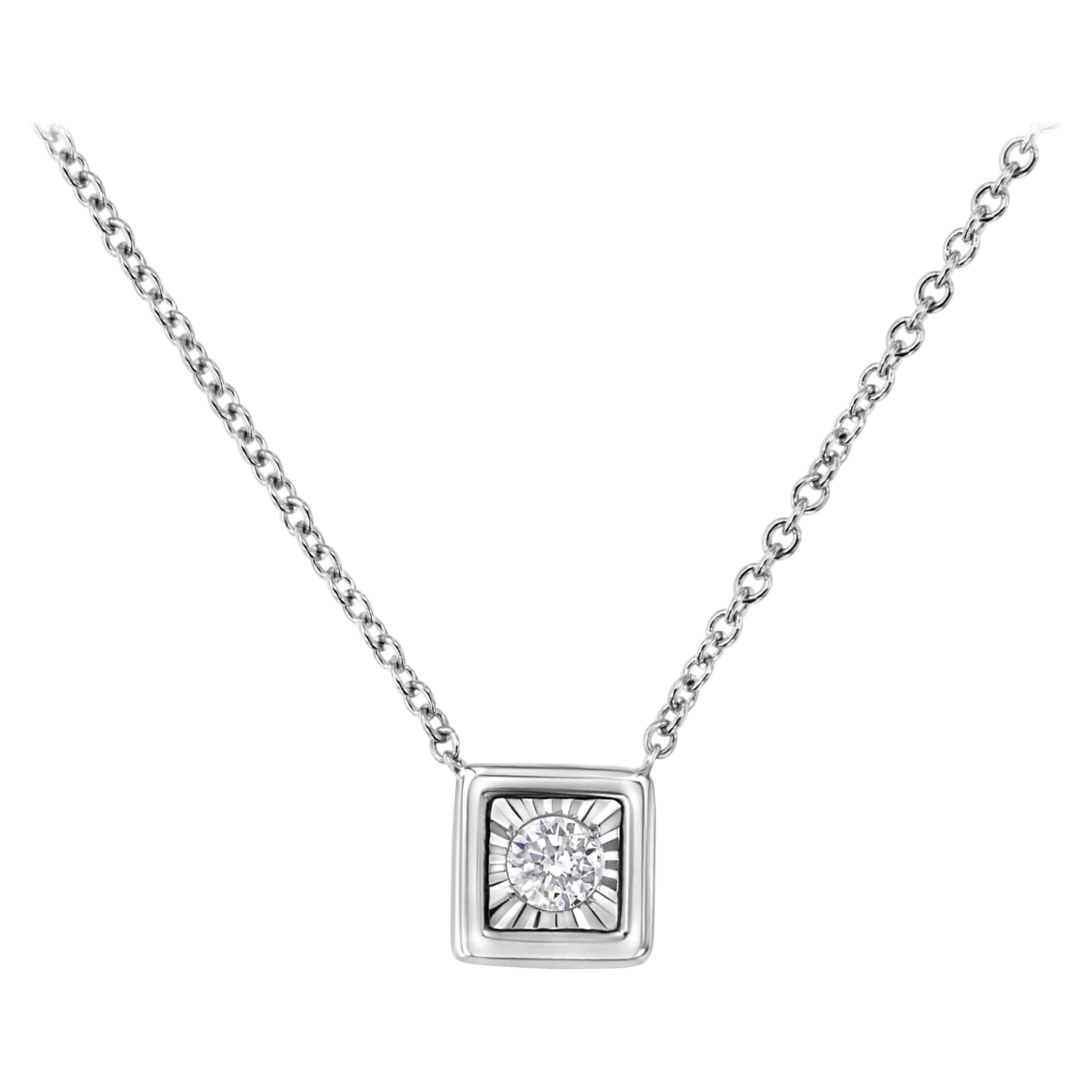 Collier à pendentif quadrilobé en or blanc 10 carats avec diamants de 1/10 carat