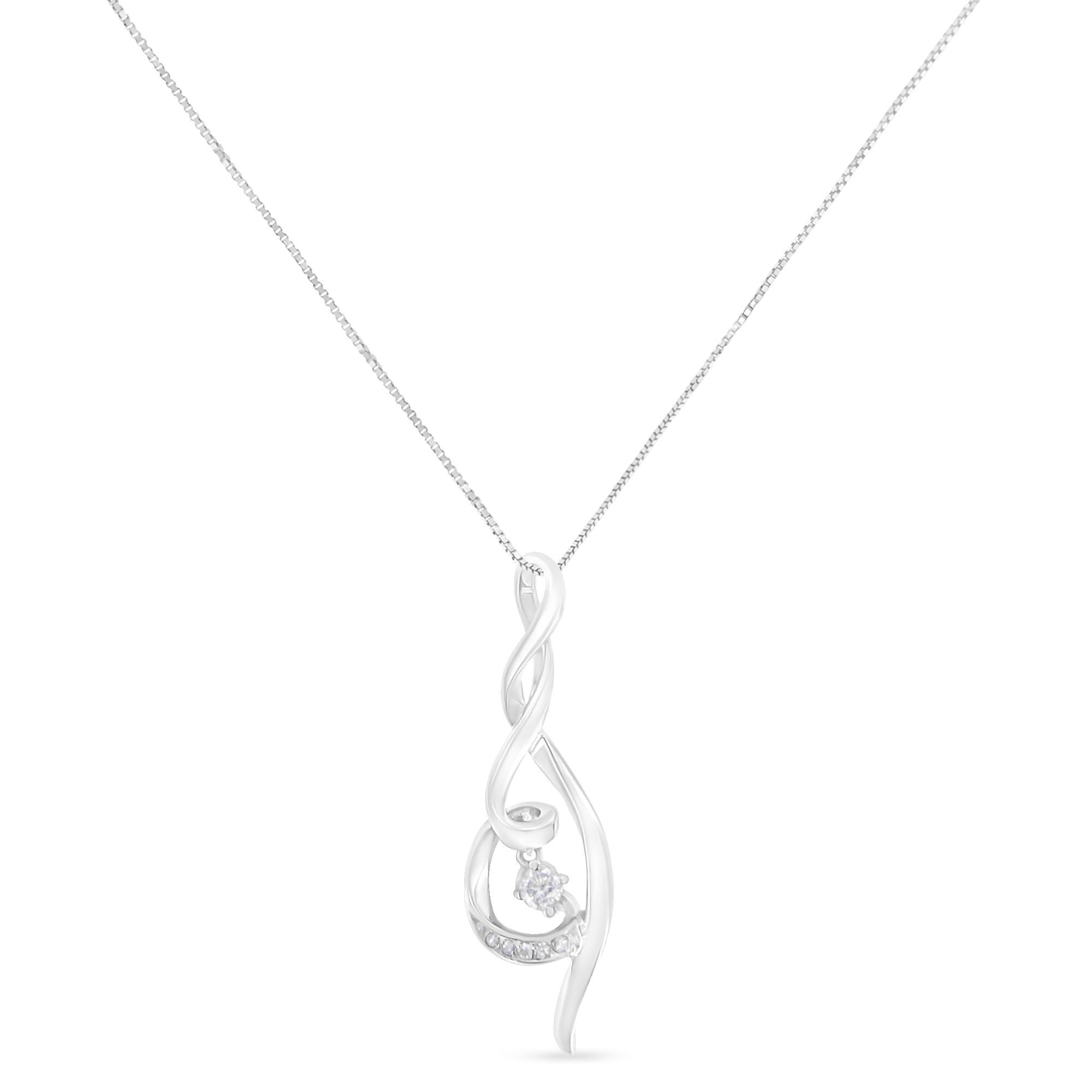 Le volute di oro bianco 10 carati, elegantemente rivestite di diamanti, rendono questo accessorio un gioiello significativo e senza tempo. Inoltre, l'accento del diamante solitario a taglio rotondo al centro cattura l'estrema brillantezza che farà