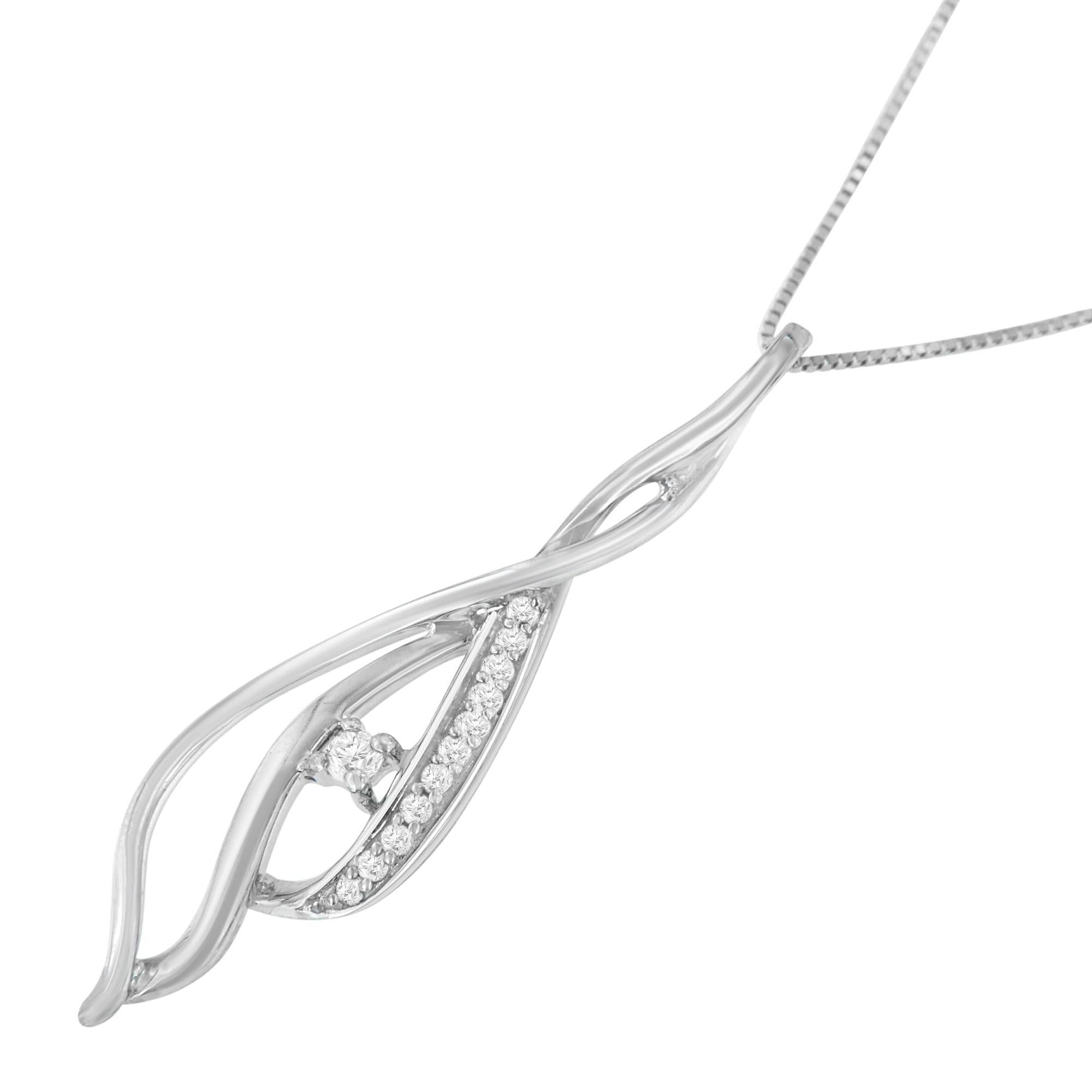 Contemporaneo Collana con ciondolo con diamante a forma di foglia in oro bianco 10k da 1/10 di carato in vendita