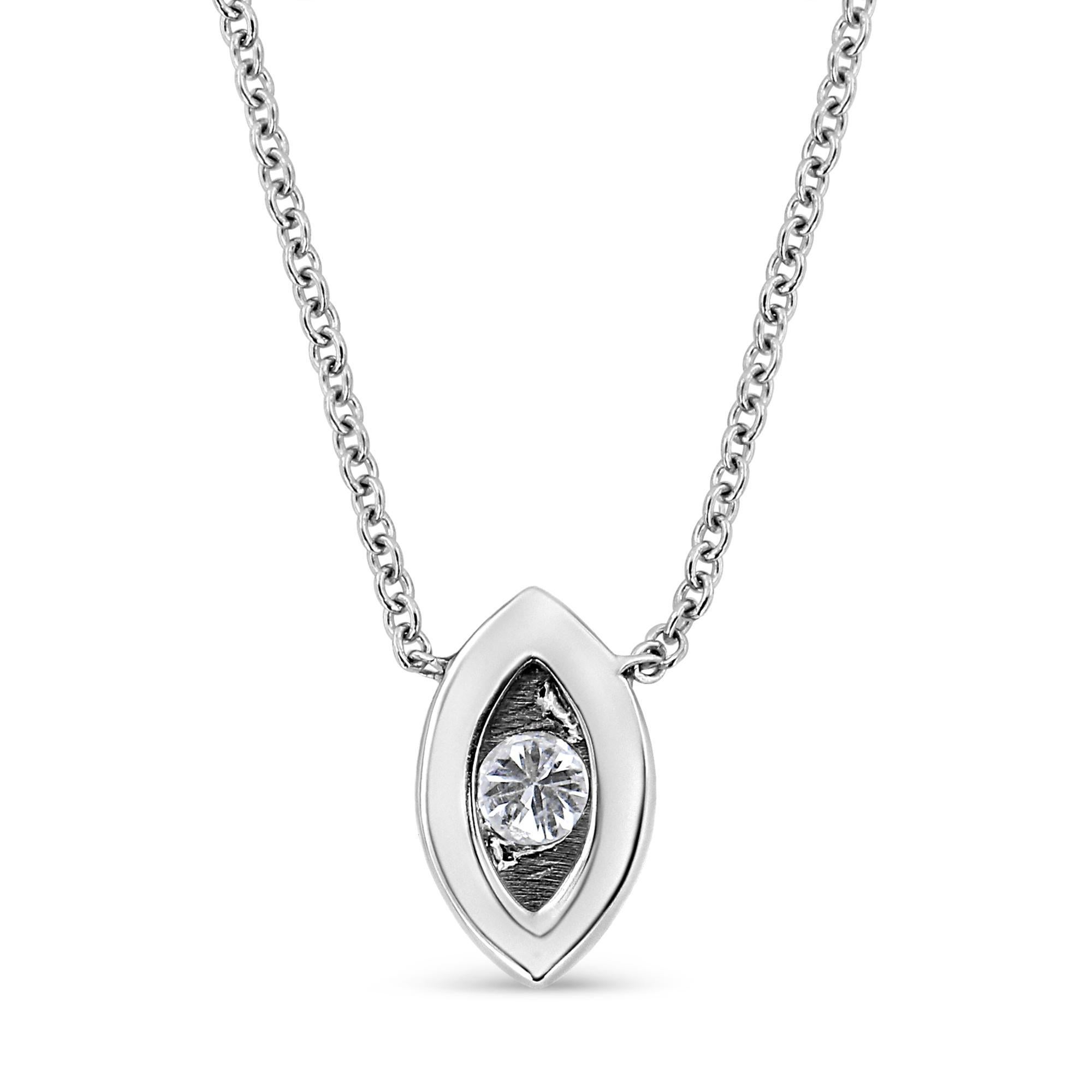 Non abbiamo mai sognato di prepararci come una regina per quel giorno speciale? Questa collana con ciondolo di diamanti marquise è pensata per la regina che è in te. Questo ciondolo in oro bianco 10k è tempestato da un singolo diamante a taglio