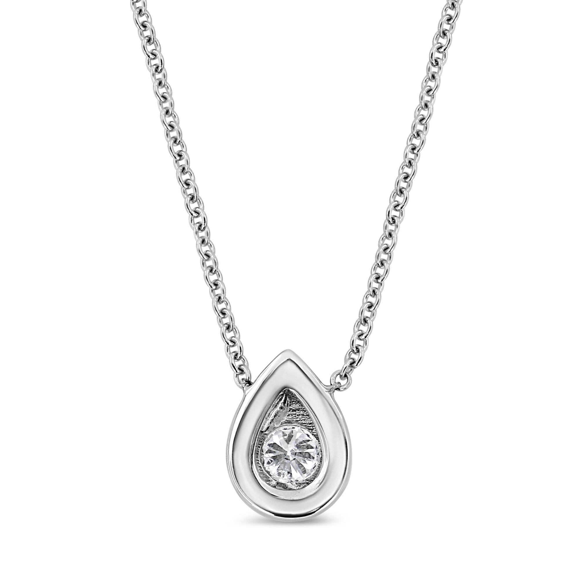 N'avons-nous pas toutes rêvé de nous préparer comme une reine pour ce jour spécial ? Ce collier avec pendentif en diamant en forme de poire est conçu pour la reine qui sommeille en vous. Ce pendentif en or blanc 10k est serti d'un seul diamant rond