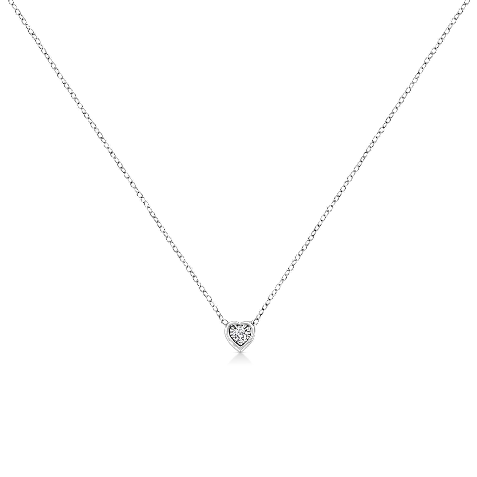 Non abbiamo mai sognato di prepararci come una regina per quel giorno speciale? Questa collana con ciondolo di diamanti a forma di cuore è pensata per la regina che è in te. Questo ciondolo in oro bianco 10k è tempestato da un singolo diamante a