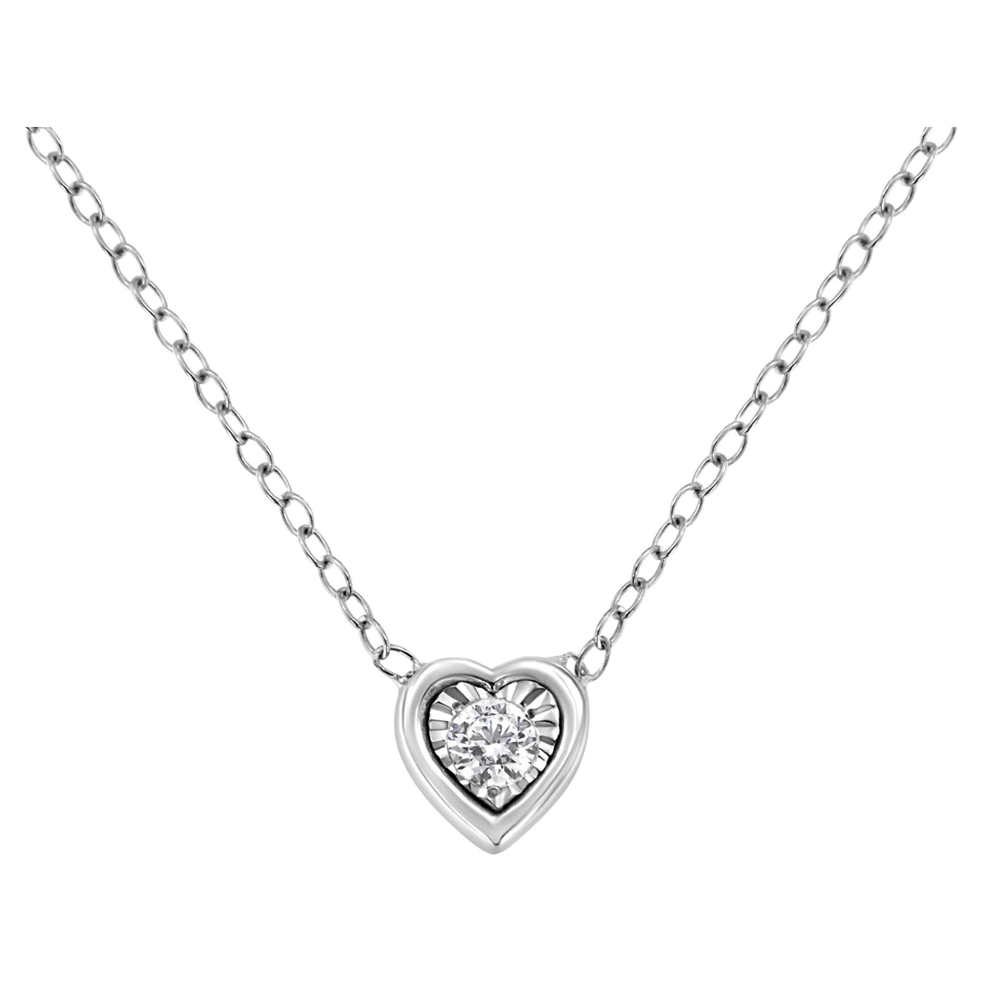 Collier pendentif cœur de 18 pouces en or blanc 10 carats serti de diamants ronds de 1/10 carat