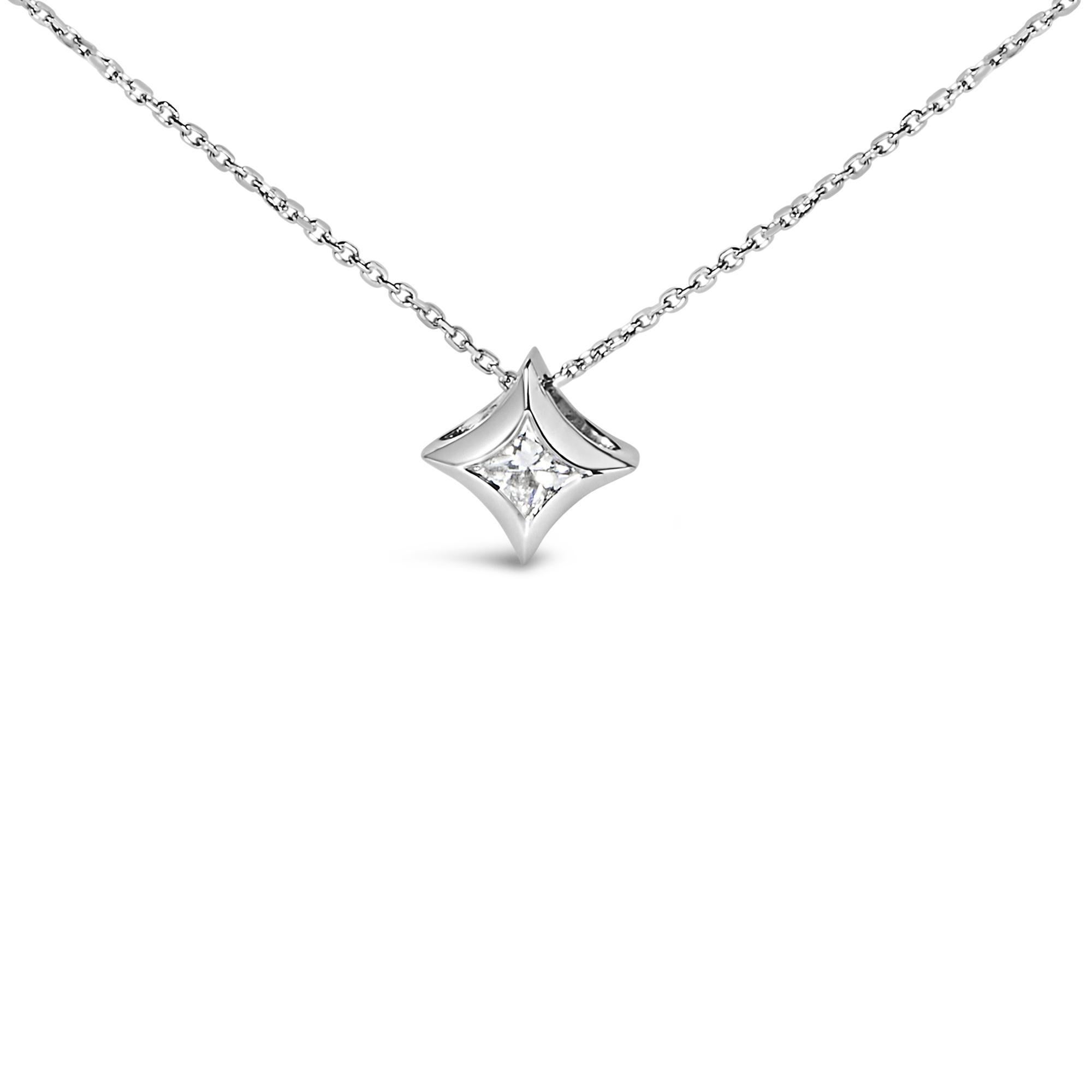 Exquisitamente elaborado para convertirse en una reliquia, este collar de oro blanco de 10 quilates aúna la elegancia clásica con el diseño moderno. En su corazón, deslumbra un diamante natural de talla princesa engastado en bisel, de un deliberado