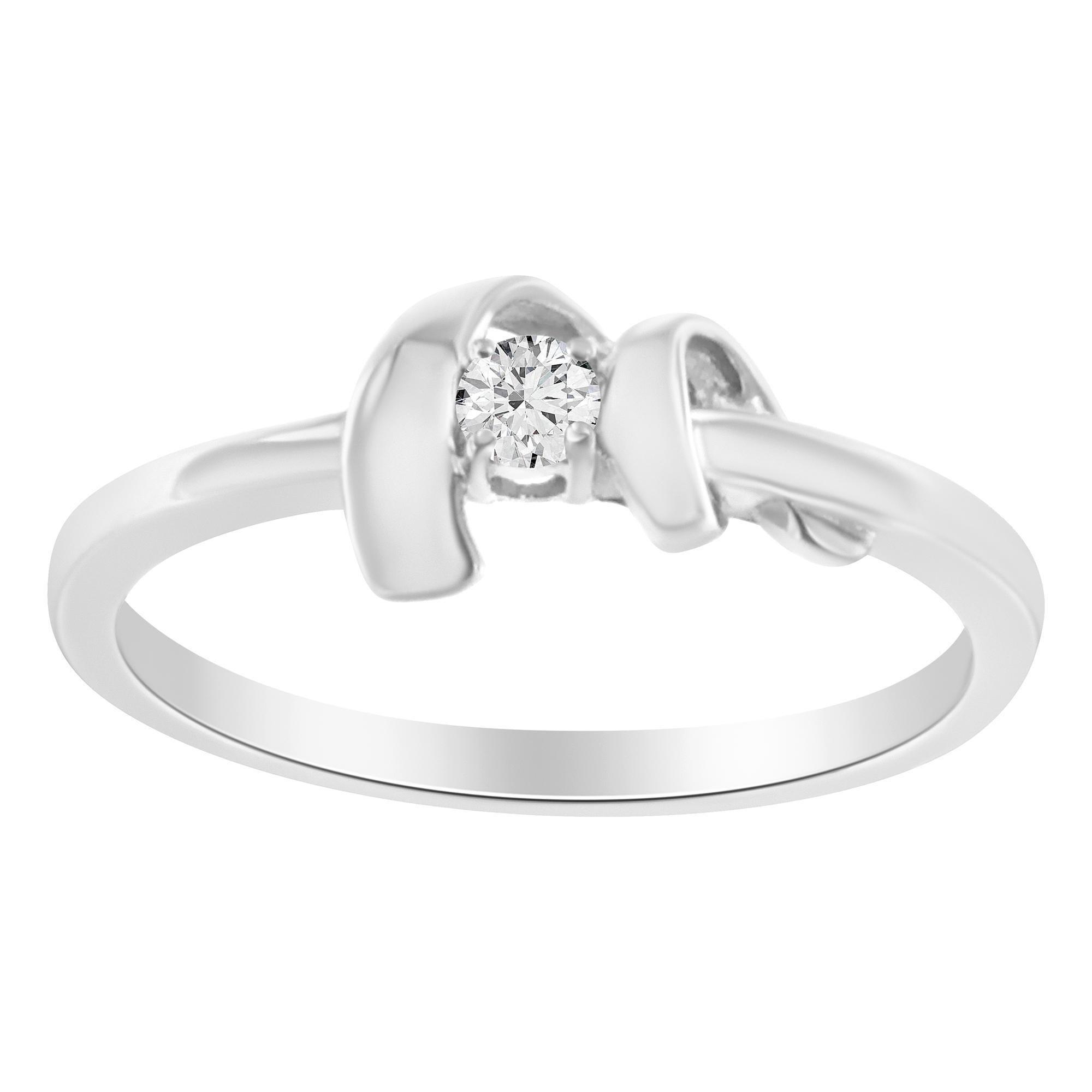 Dieser Versprechensring aus 10 Karat Weißgold besticht durch sein zeitloses Design. Es ist wunderschön mit einem einzigen natürlichen Rundschliff Diamant Akzent in der Mitte und bereichern in einer Zackenfassung verschönert. Der Ring verleiht ihr