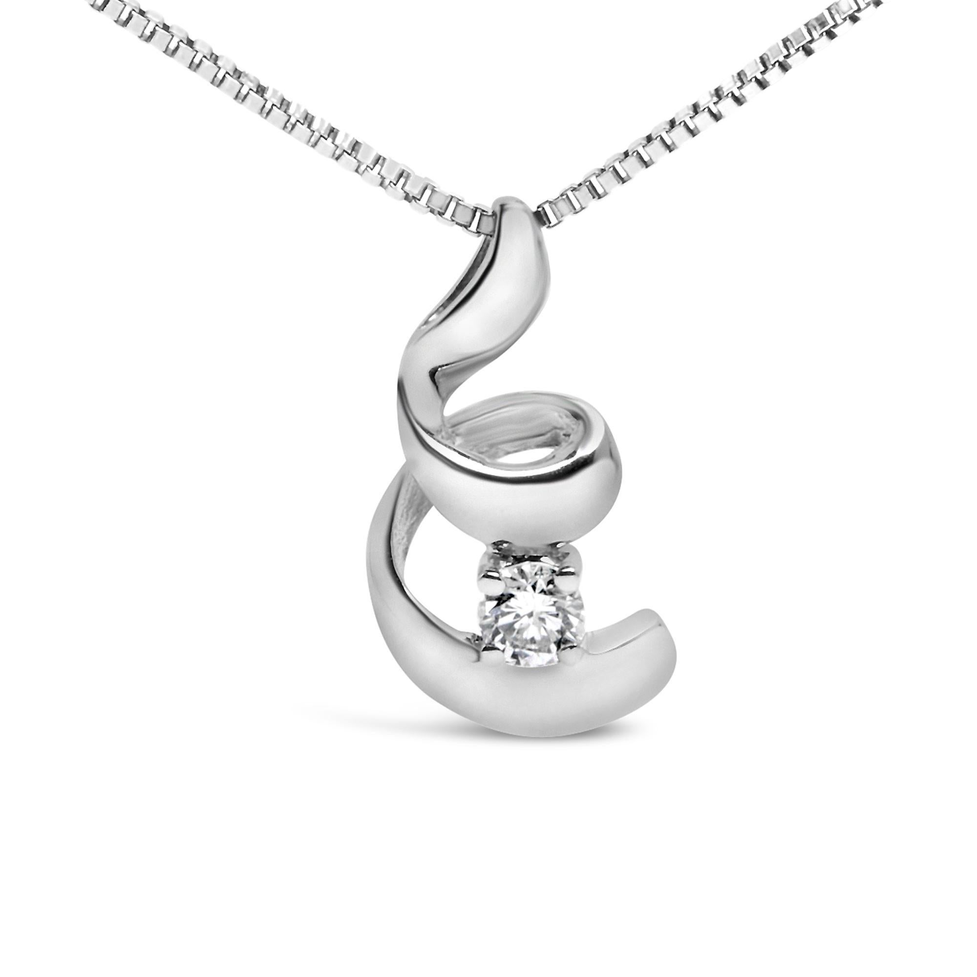 Svela l'essenza dell'eleganza con questa squisita collana con ciondolo in oro bianco 10K, realizzata meticolosamente alla perfezione. Caratterizzato da un ipnotico design a spirale che racchiude un solitario di diamante naturale taglio brillante,