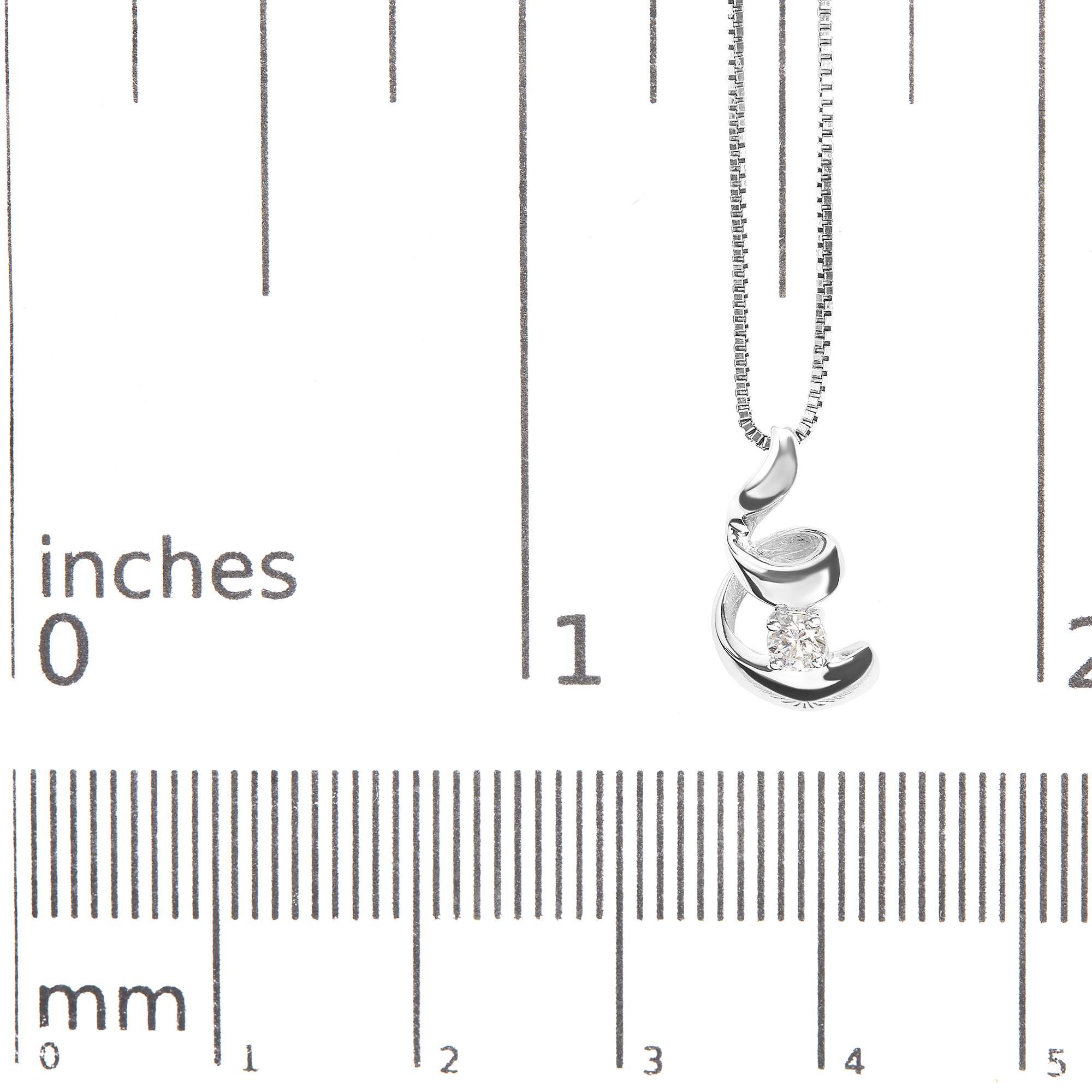 Collana con ciondolo a spirale con solitario di diamanti in oro bianco 10K da 1/10 Cttw In condizioni Nuovo in vendita a New York, NY