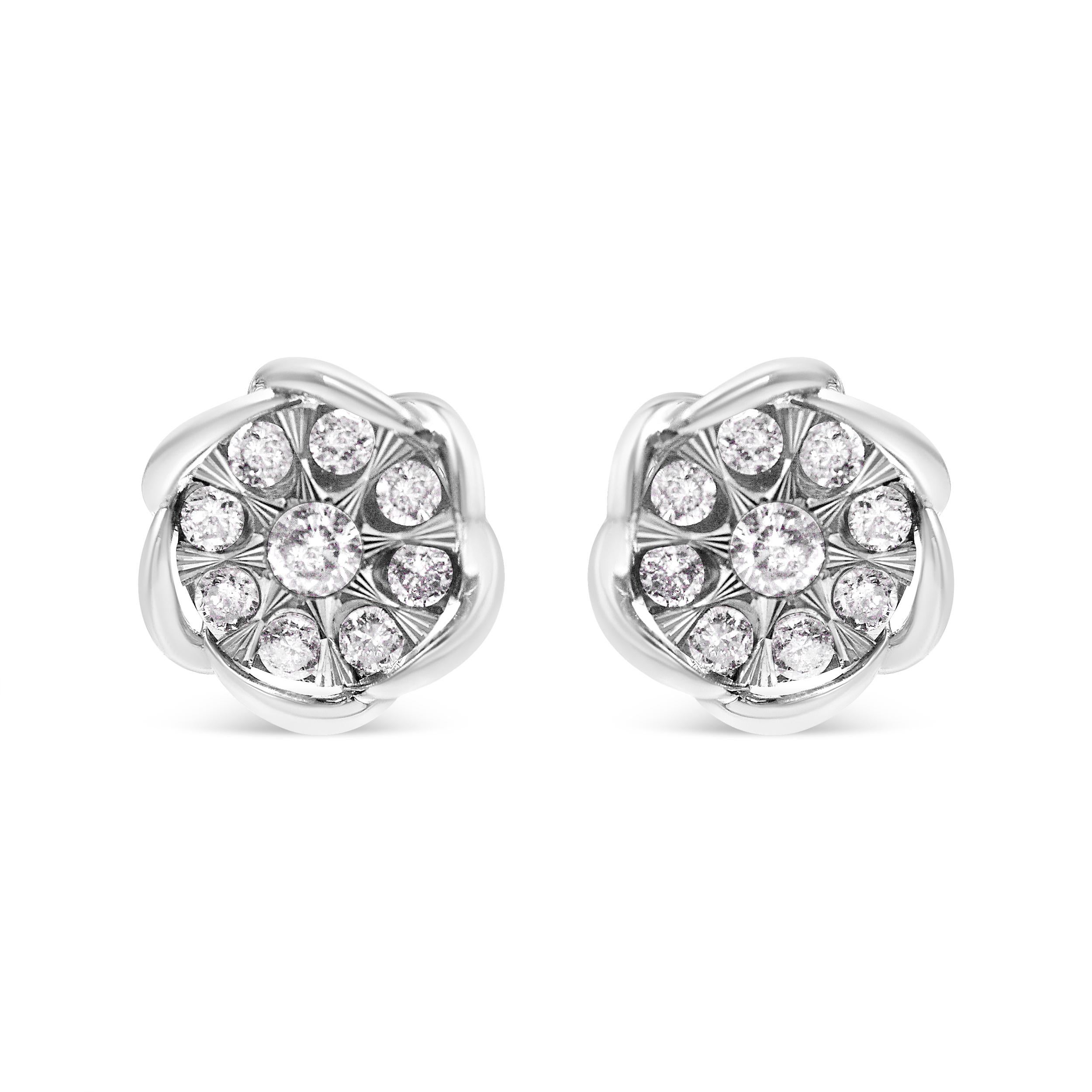 Peppen Sie Ihren Alltagslook mit diesen modernen floralen 1/2-karätigen Diamantohrsteckern auf. Diese Ohrringe sind mit jeweils 9 runden Diamanten in einem floralen Design besetzt. Der zentrale Stein ist größer als die ihn flankierenden Steine, und