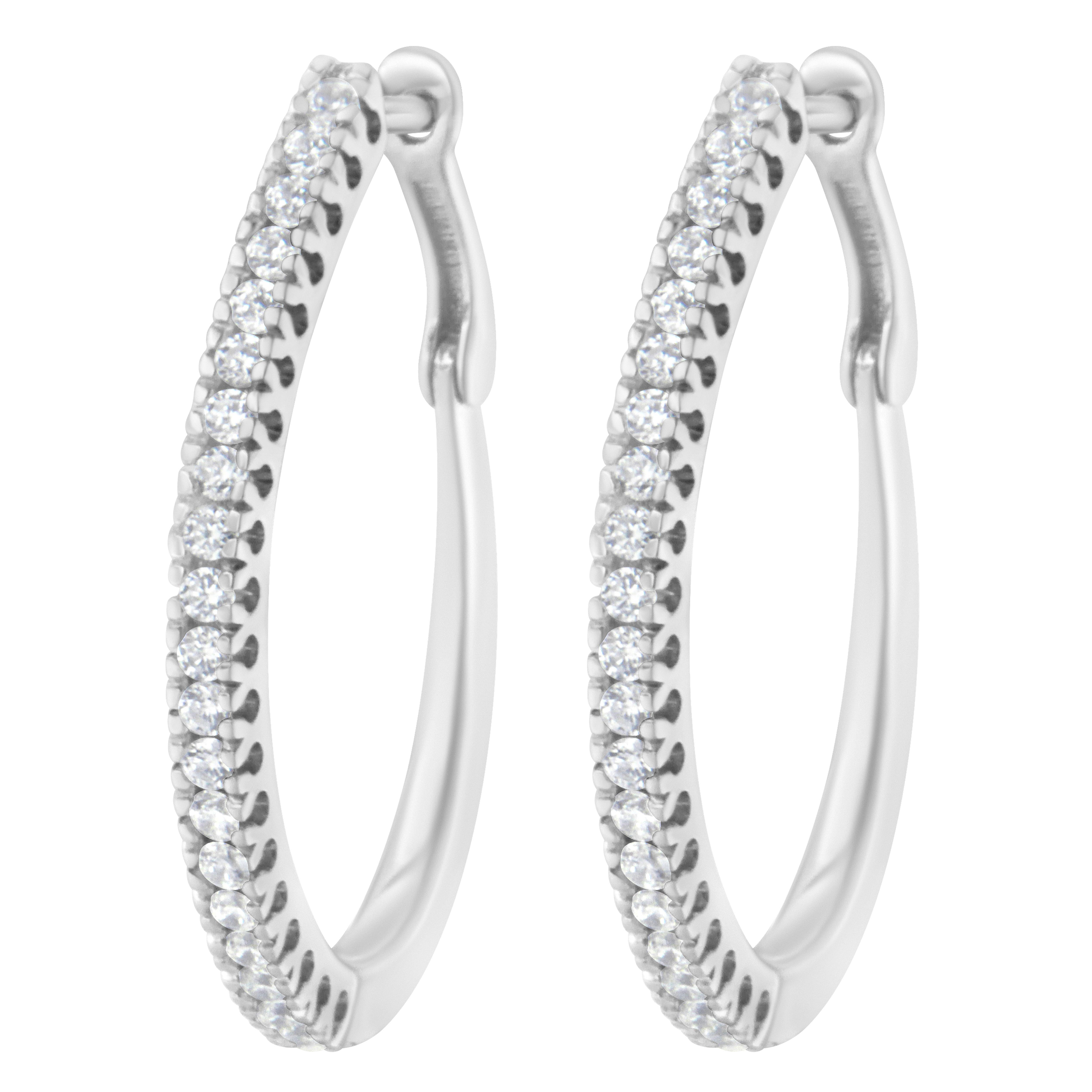 Contemporaneo Orecchini a cerchio con diamante da 1/2 carato in oro bianco 10K in vendita