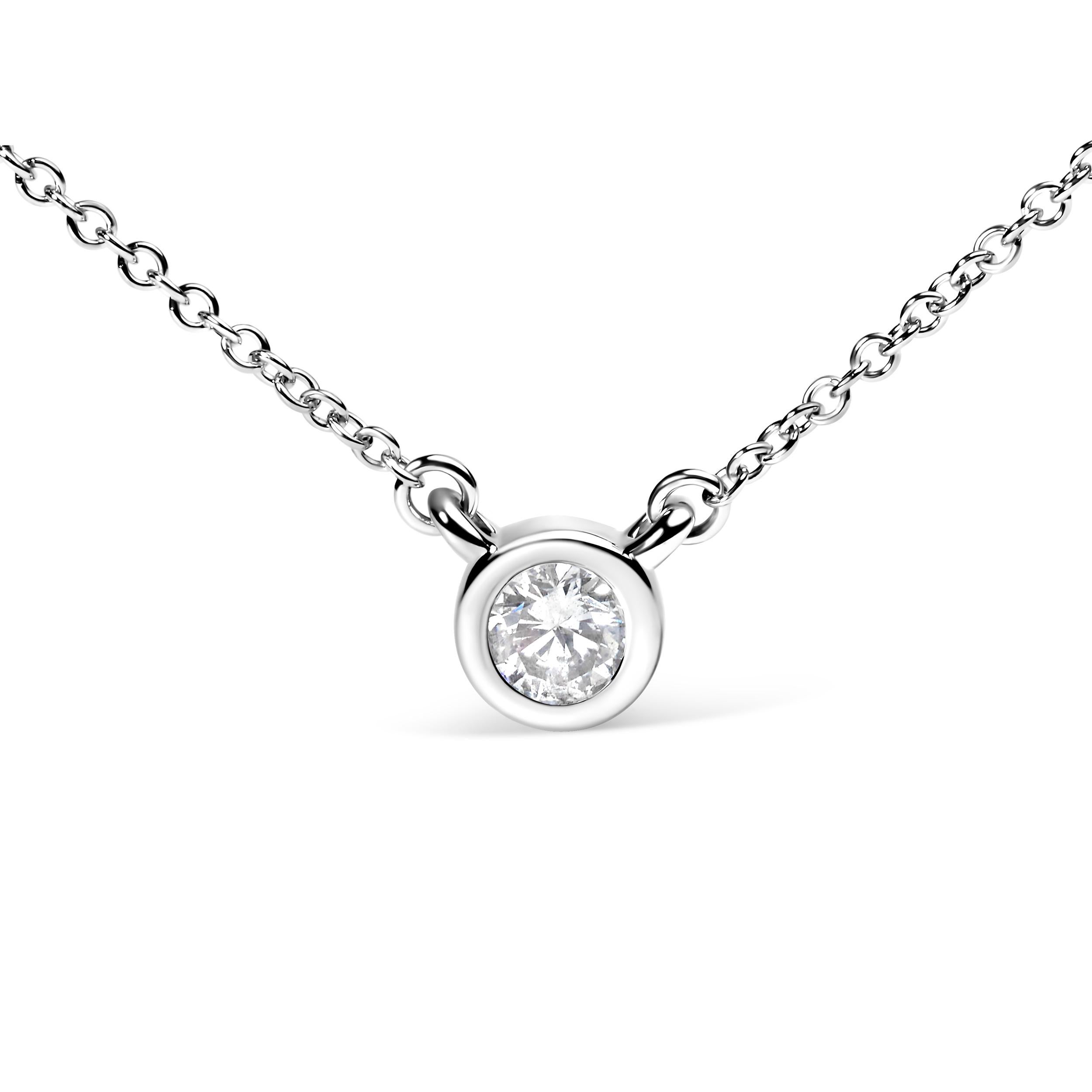 Embrassez la simplicité avec une touche d'élégance intemporelle grâce à ce collier pendentif exquis, réalisé avec brio en or blanc 10 carats et orné d'un diamant rond de 1/2 carat taillé en brillant. L'origine naturelle du diamant lui confère un
