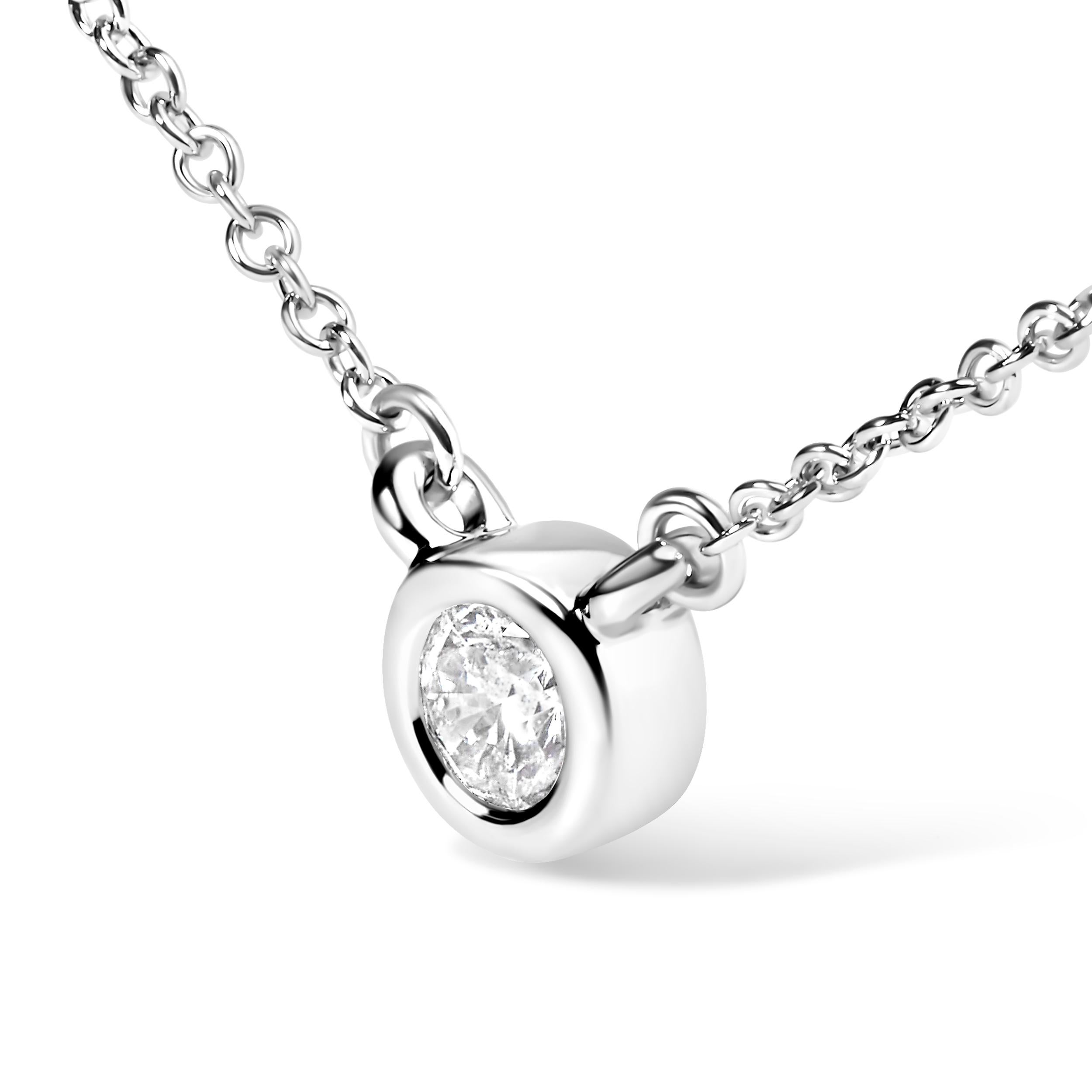 Moderne Collier pendentif solitaire moderne serti clos en or blanc 10 carats et diamants 1/2 carat en vente