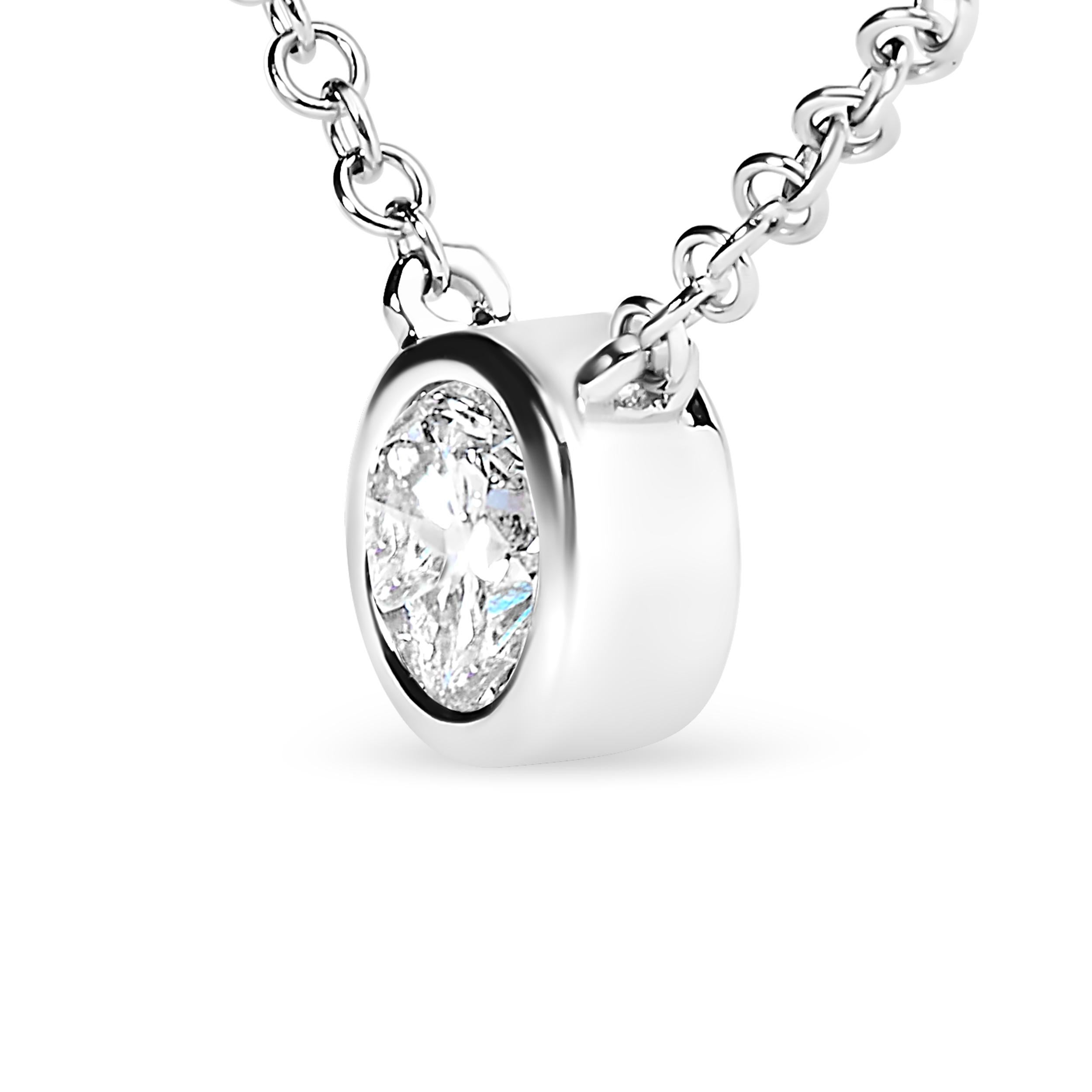 Taille ronde Collier pendentif solitaire moderne serti clos en or blanc 10 carats et diamants 1/2 carat en vente
