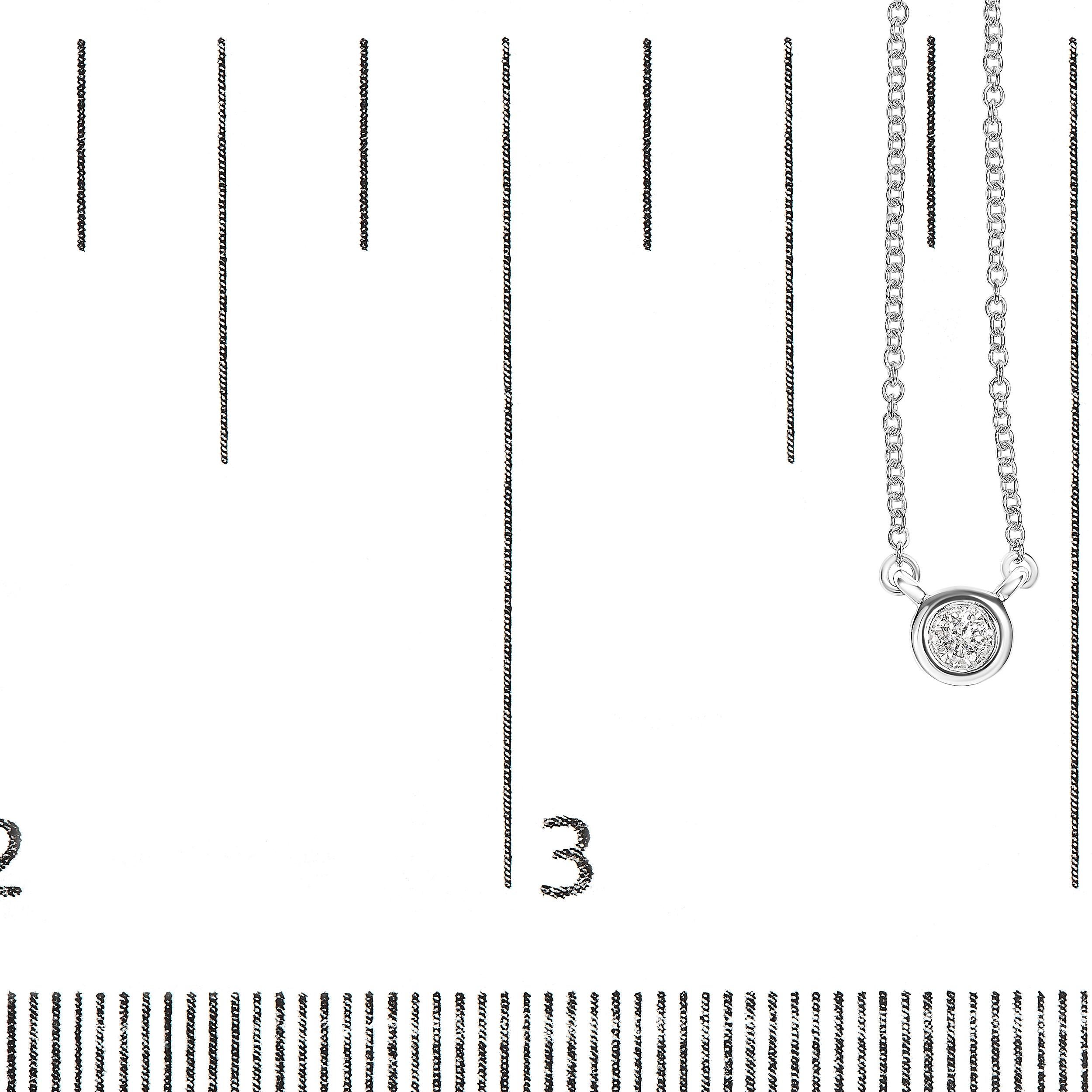 Collier pendentif solitaire moderne serti clos en or blanc 10 carats et diamants 1/2 carat en vente 1