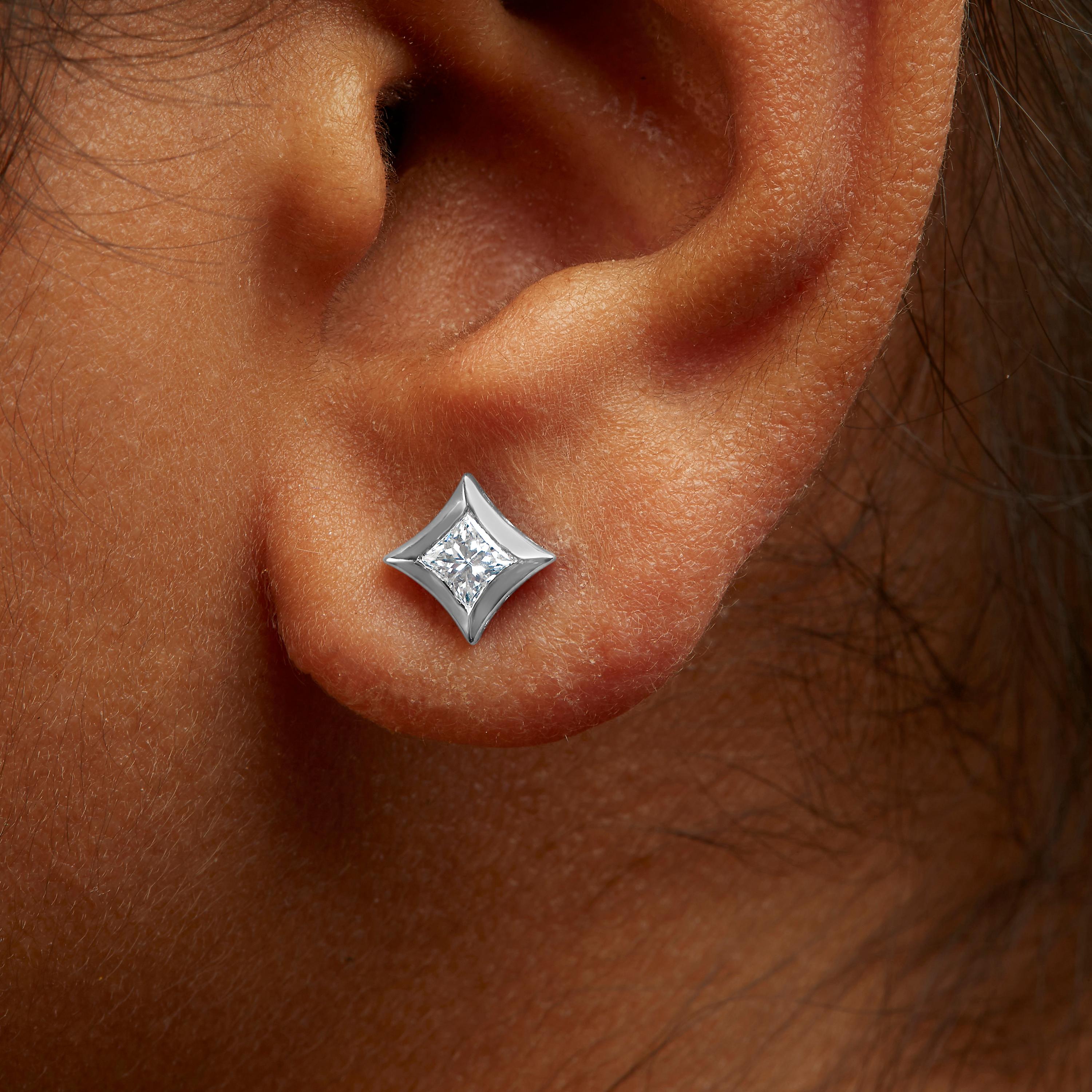Boucles d'oreilles en or blanc 10 carats 1/2 carat en sertissage invisible de diamants taille princesse Neuf - En vente à New York, NY
