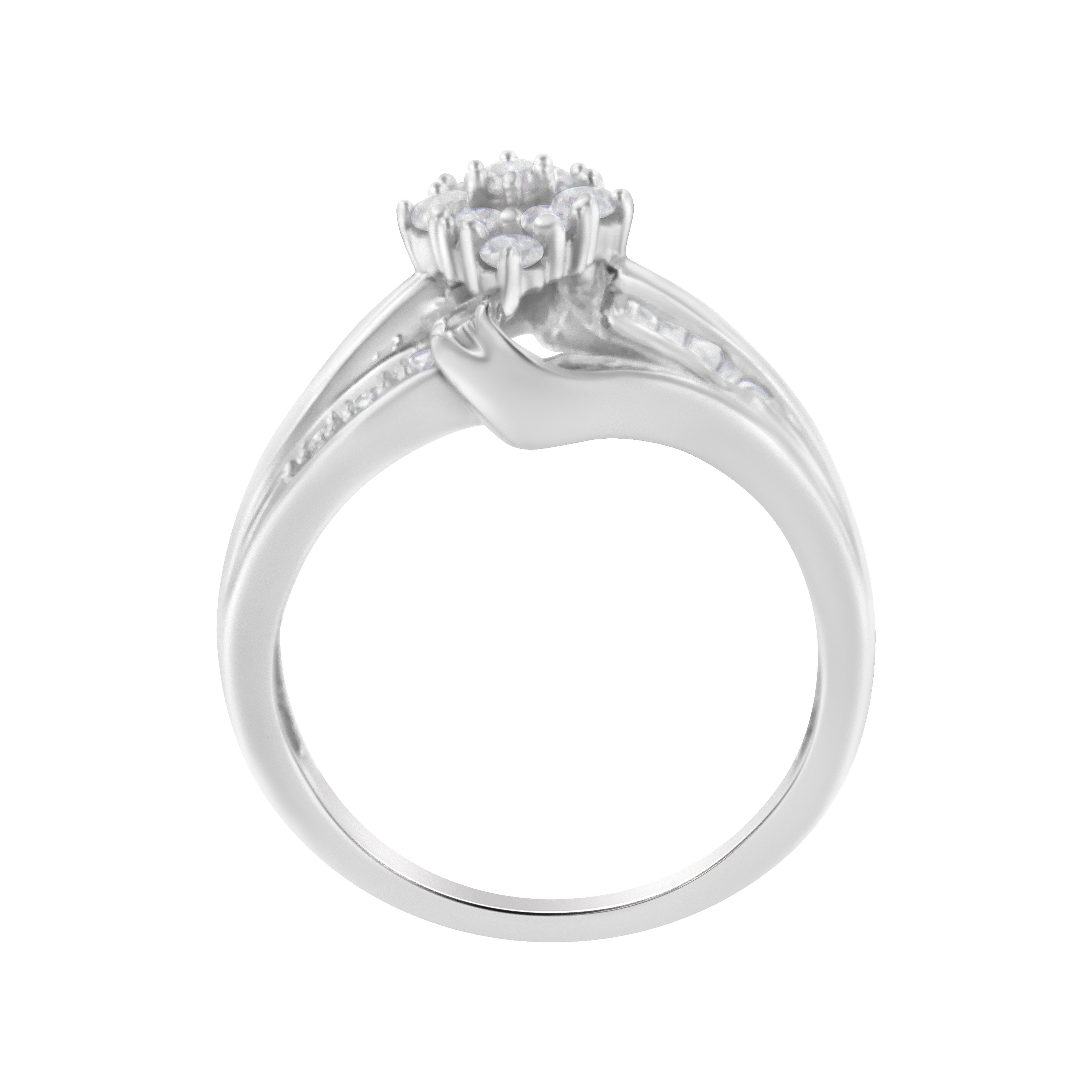 Taglio rotondo Anello a grappolo di diamanti in oro bianco 10K da 1/2 cttw (purezza H-I, colore I2-I3) - H. H.