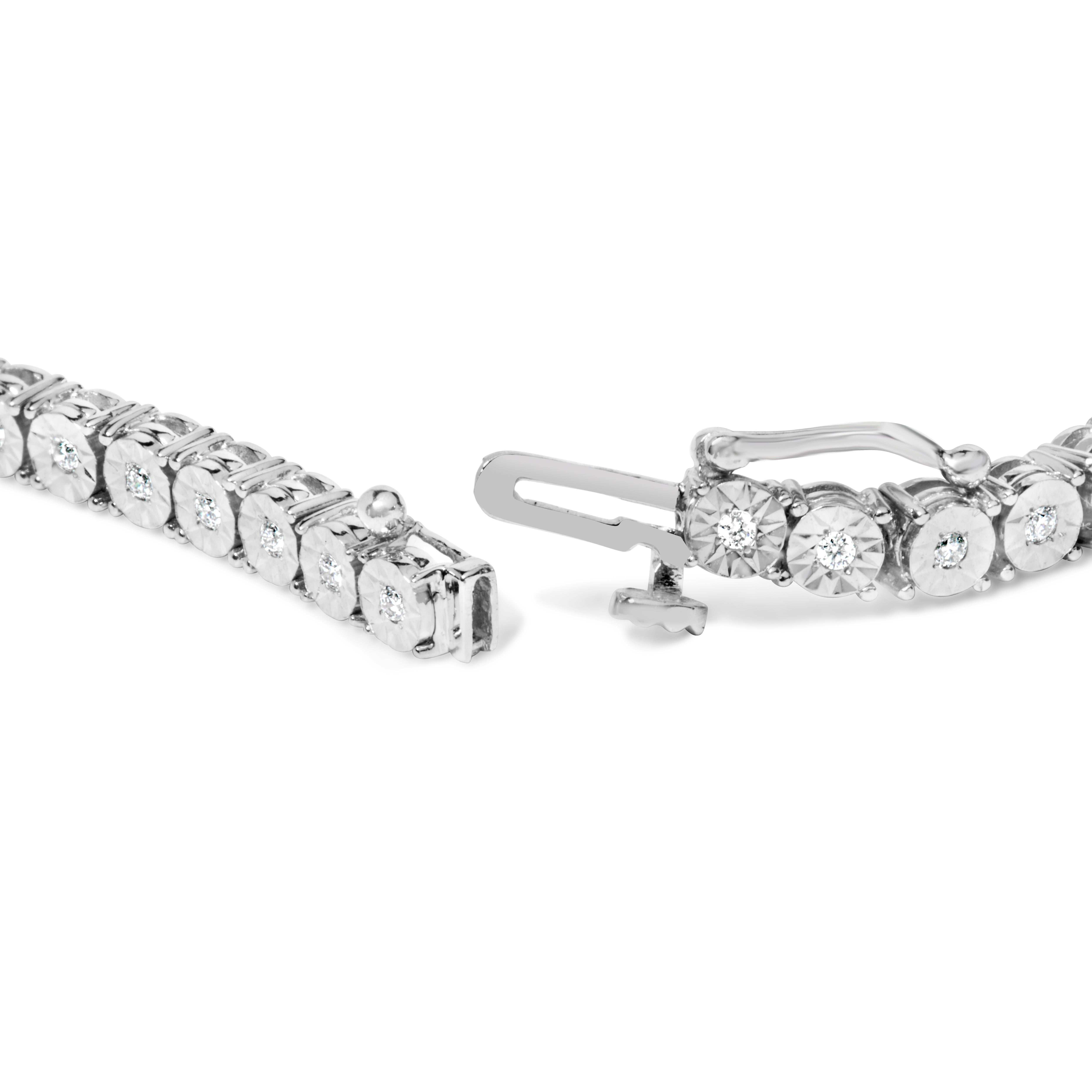Voici un chef-d'œuvre exquis qui fera chavirer votre cœur et rehaussera votre style. Confectionné avec la plus grande précision, ce bracelet de tennis en or blanc 10 carats présente un éblouissant déploiement de 51 diamants ronds naturels. Le design