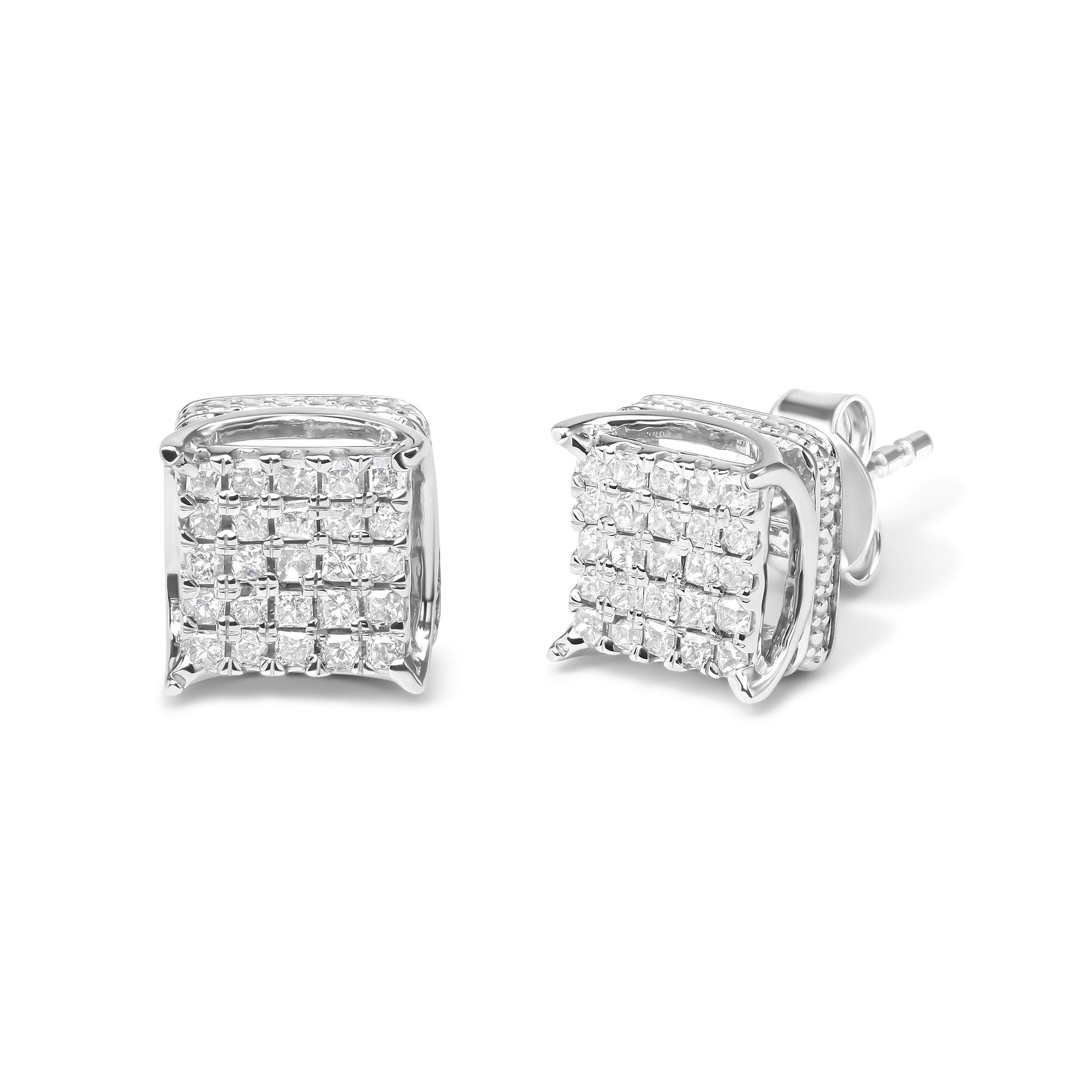 Conçues pour éblouir, ces exquises boucles d'oreilles sont un chef-d'œuvre d'artisanat et d'élégance. Forgée dans de l'or blanc 10K rhodié, leur silhouette carrée scintille d'une constellation de diamants naturels de taille princesse. Chaque pierre,