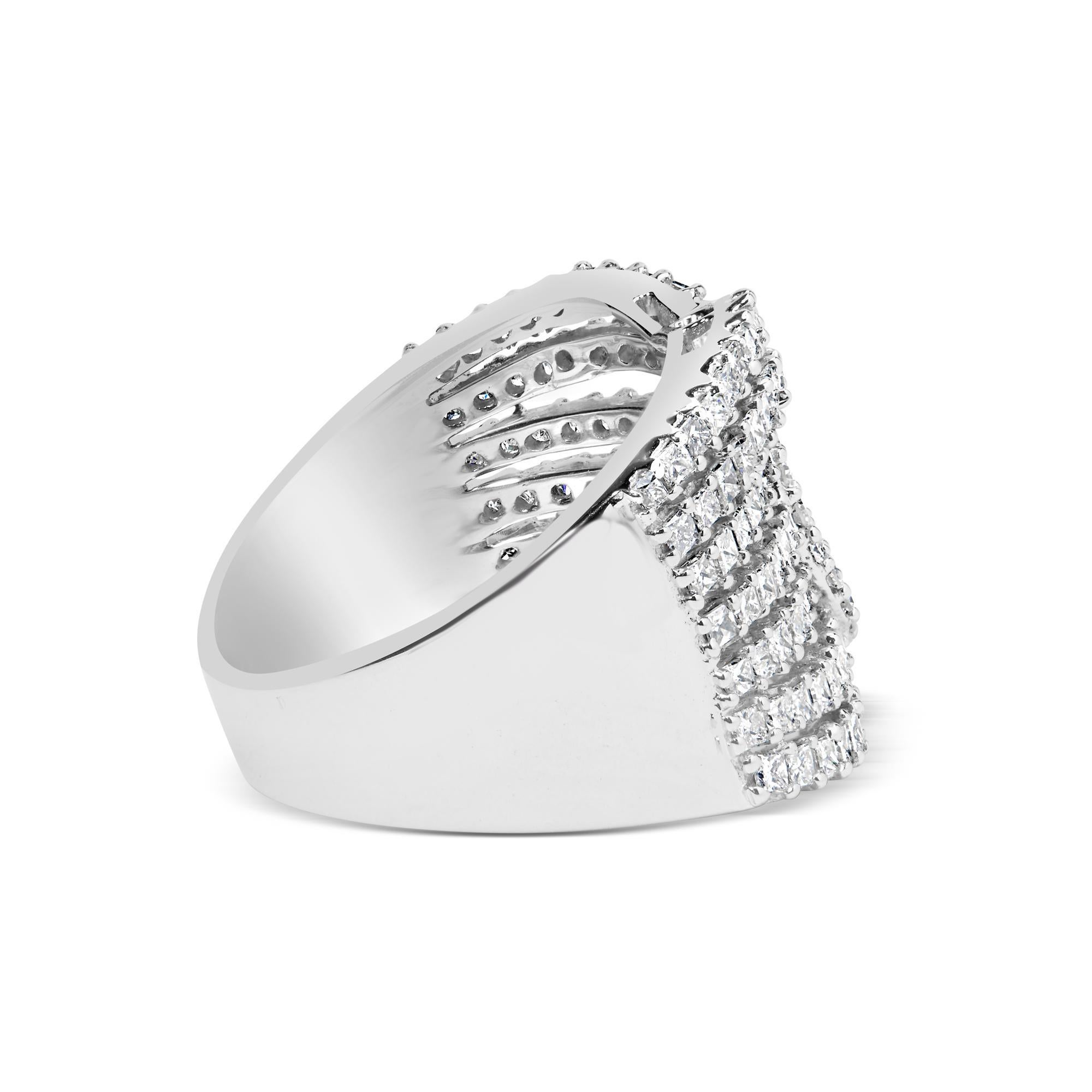 Scopri la brillantezza e la maestria di un insieme che intreccia amore e lusso, sapientemente realizzato in oro bianco 10 carati e rodiato per esaltarne la lucentezza celeste. Questo splendido anello a fascia celebra un totale di 1 3/4 carati di