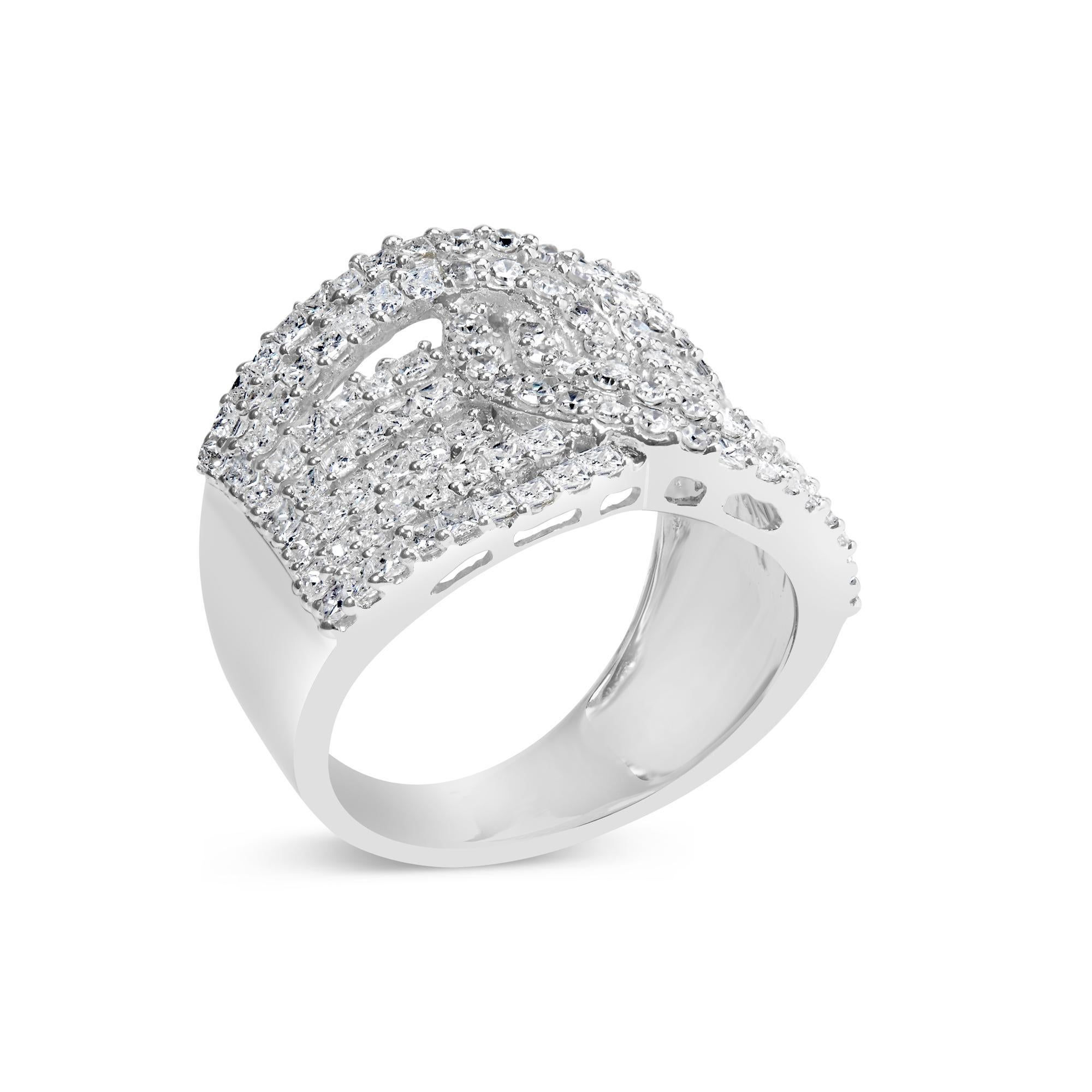 Moderno Anello a 7 file intrecciate con diamanti rotondi e principesse in oro bianco 10K da 1 3/4 Ctw in vendita