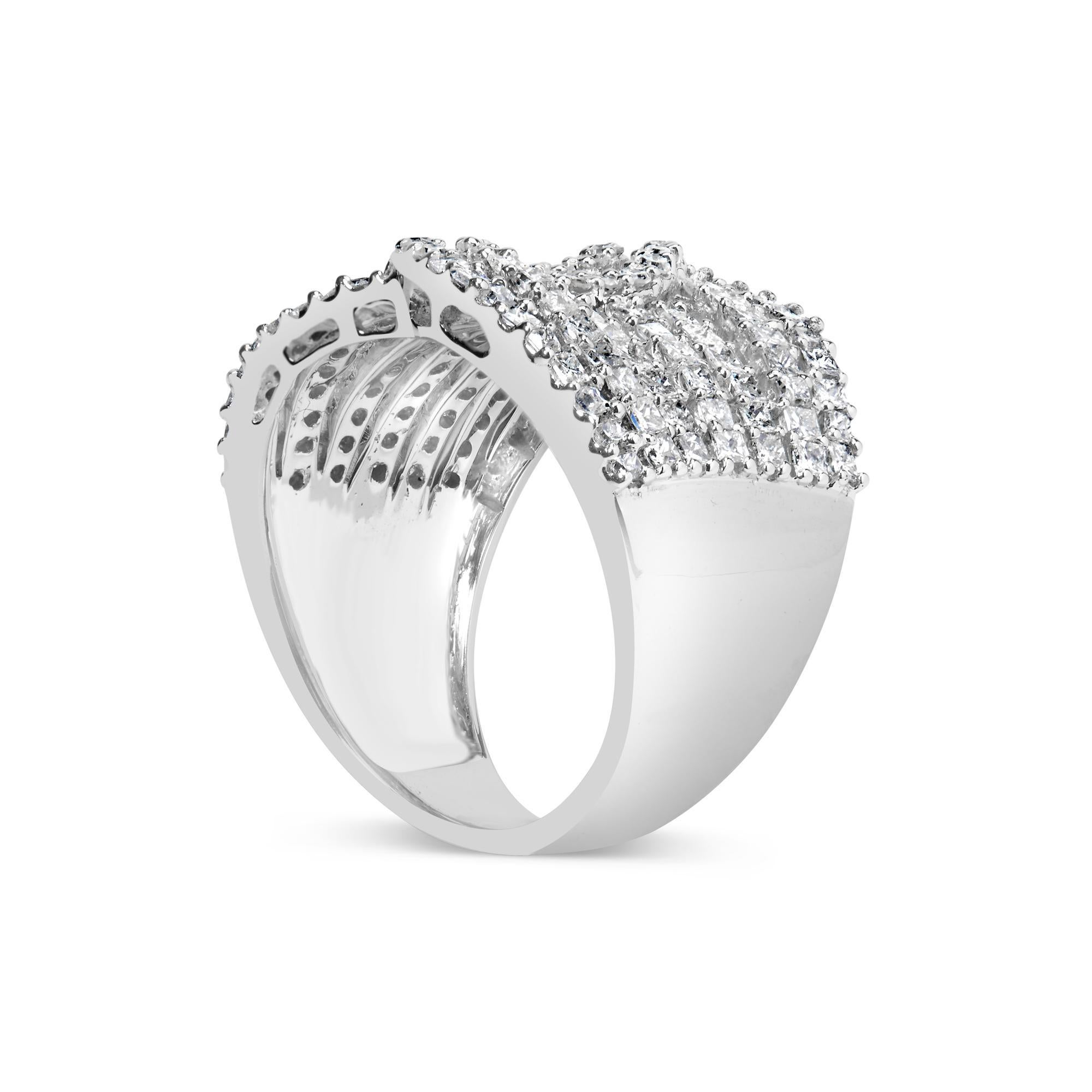 Taglio princess Anello a 7 file intrecciate con diamanti rotondi e principesse in oro bianco 10K da 1 3/4 Ctw in vendita