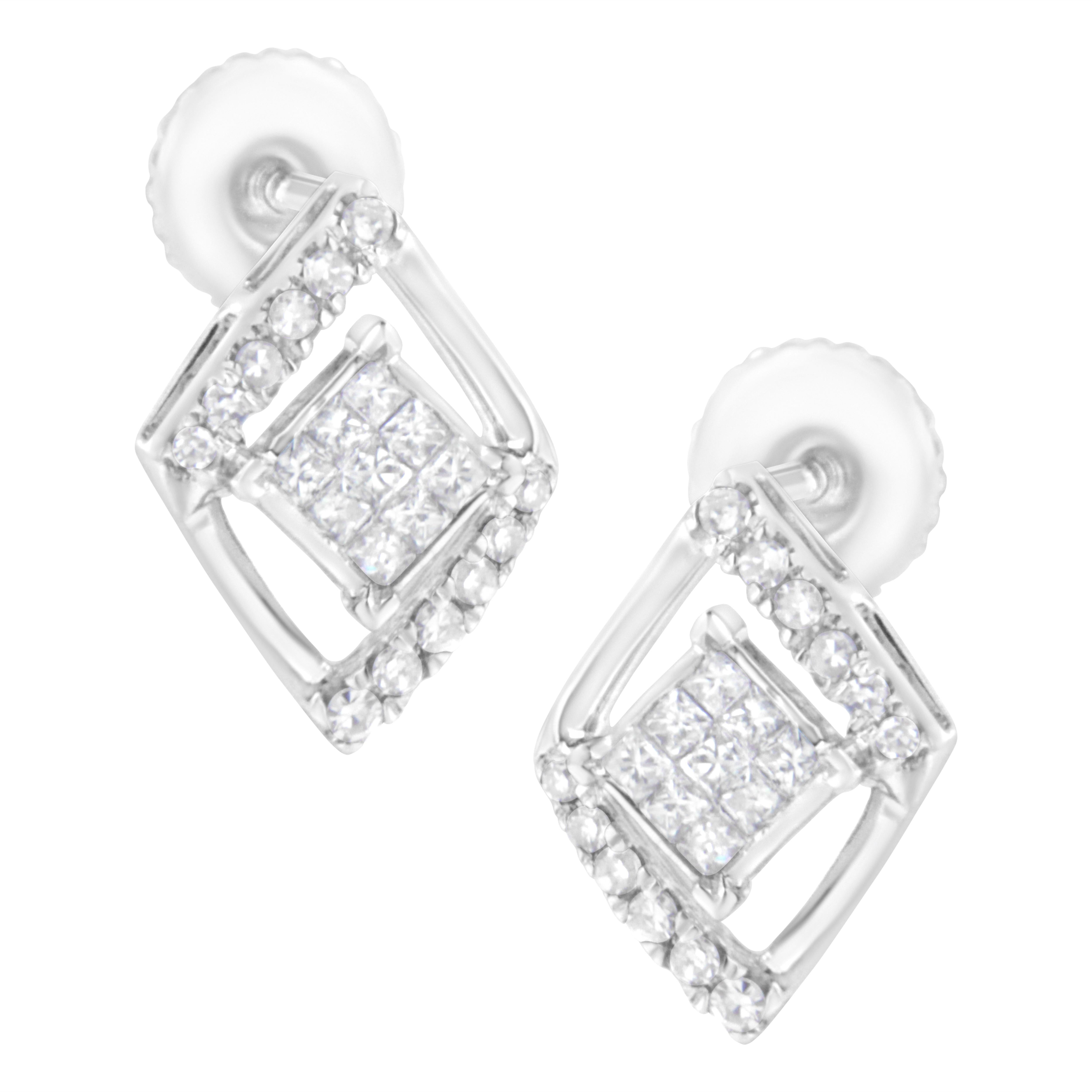 Distinguiti con queste splendide borchie dalla forma geometrica. Scintillanti diamanti taglio princess in una montatura invisibile creano un grappolo quadrato che si trova all'interno di un'aureola fluttuante a forma di rombo. L'aureola è intarsiata