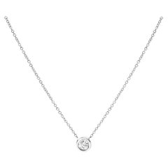 Collier pendentif solitaire moderne serti clos en or blanc 10 carats et diamants de 1/3 carat