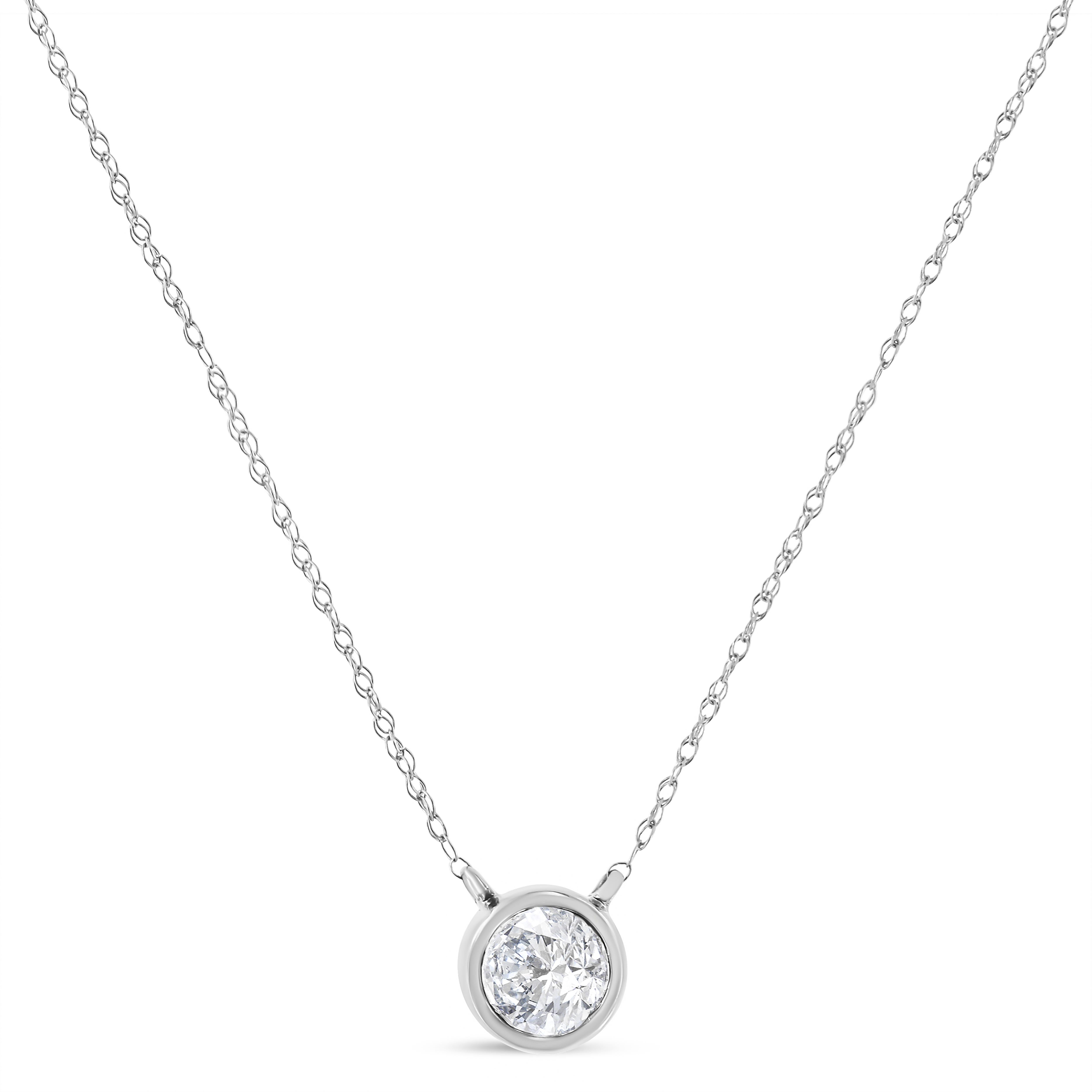 Certaines choses ne doivent pas être réinventées, c'est pourquoi nous avons créé ce pendentif solitaire classique à lunette en or blanc 10k. Suspendu à une chaîne câblée en or blanc de 18 pouces, un diamant rond unique brille dans une monture à