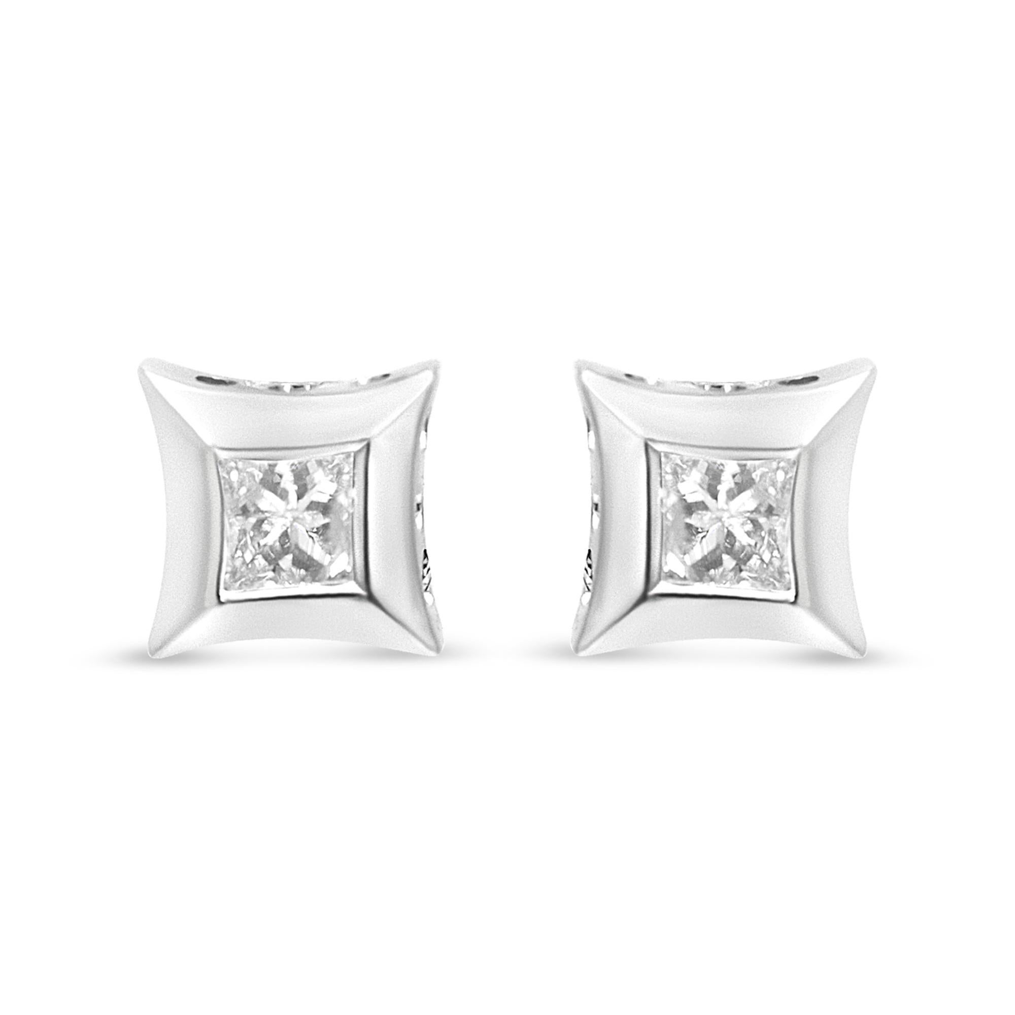 Plongez dans l'élégance discrète de ces boucles d'oreilles en or blanc 10 carats, chacune renfermant un diamant naturel de taille princesse qui éblouit d'une aura presque magique. Le sertissage invisible unique crée l'illusion fascinante d'un