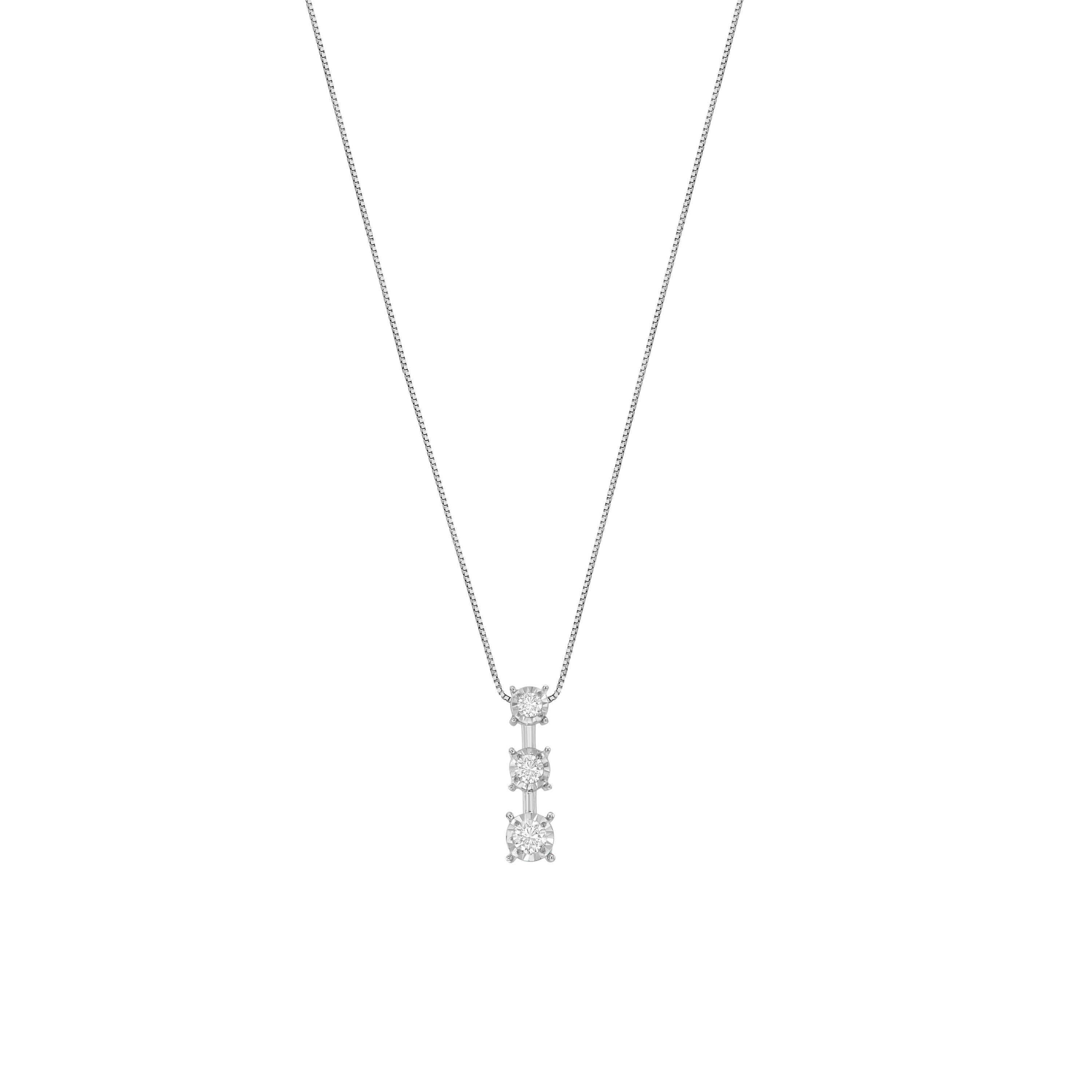 Un pendentif scintillant à trois pierres est suspendu à une chaîne en forme de boîte. Réalisé en or blanc 10 carats, ce pendentif présente 1/4 de ct de diamants sertis par miracle et reliés par des barres polies et lisses. La taille des diamants