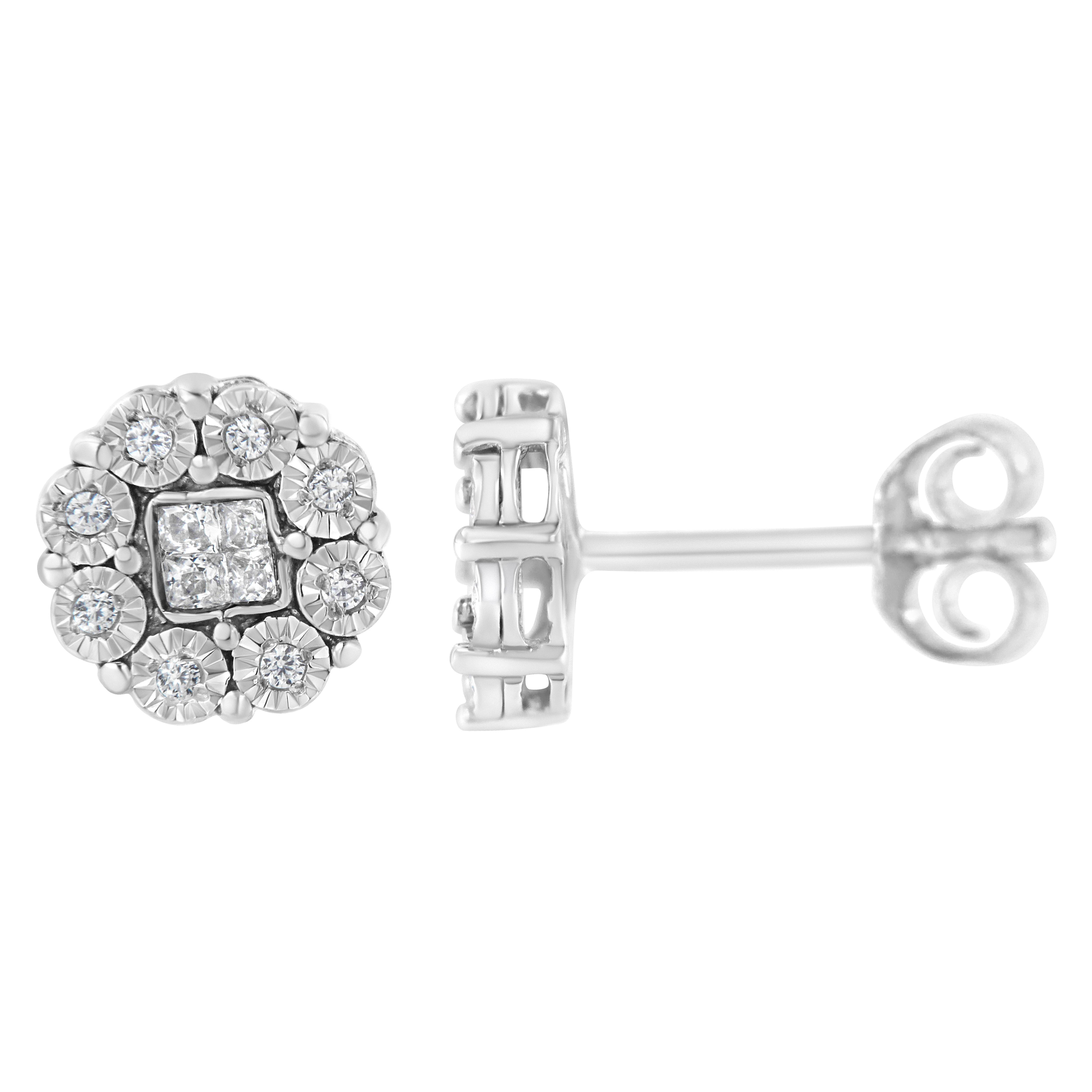Magnifiques boucles d'oreilles en or blanc 10k serties d'un quart de carat de diamants naturels et étincelants dans un motif floral. Au centre de cette pièce se trouve une structure rectangulaire incrustée de 4 diamants taille princesse, flanquée de
