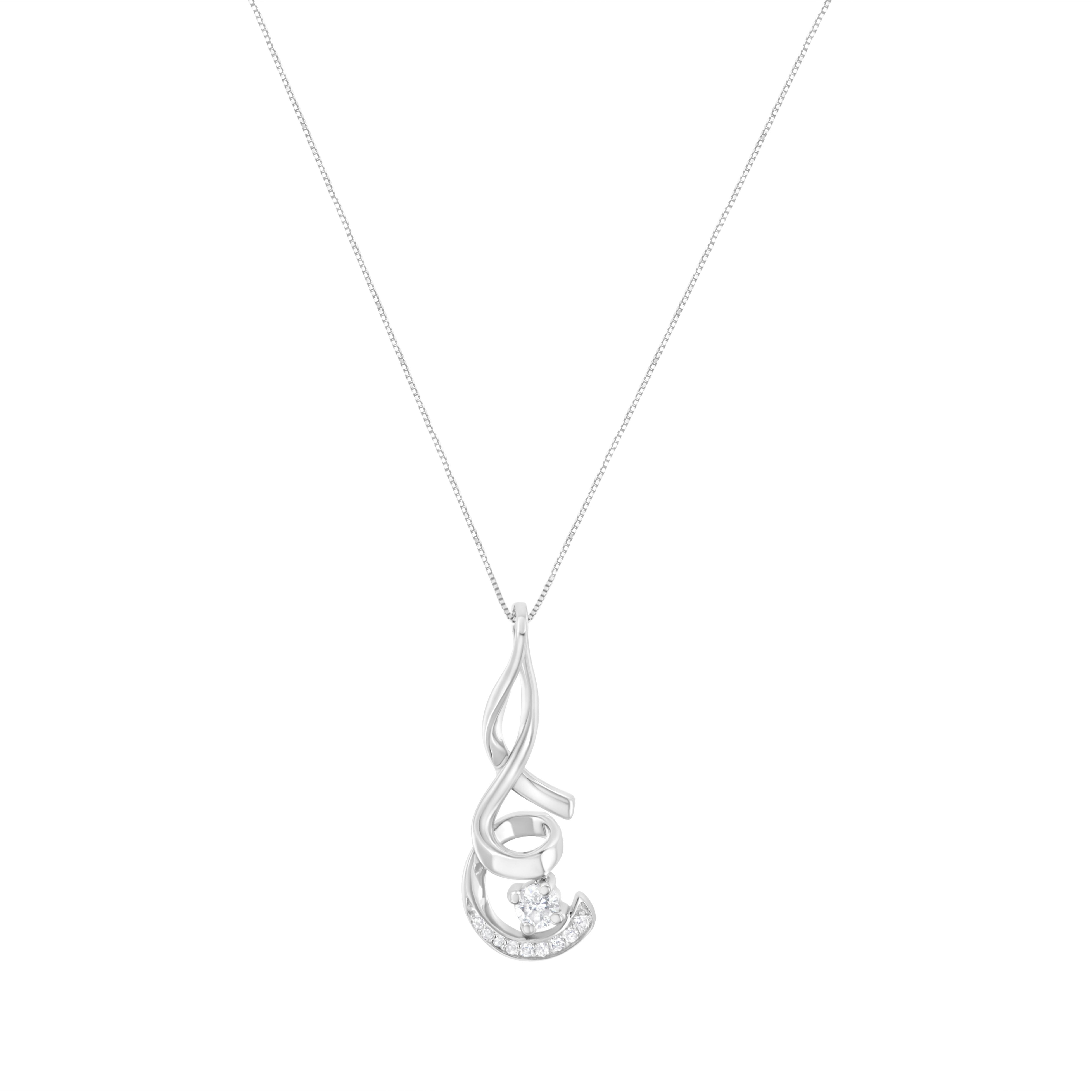 Scendendo a cascata in un'elegante spirale, ogni curva di questo squisito ciondolo è rivestita di diamanti scintillanti, con una pietra più grande cullata nella parte inferiore. Realizzato in oro bianco lucido, è uno stile unico che la farà