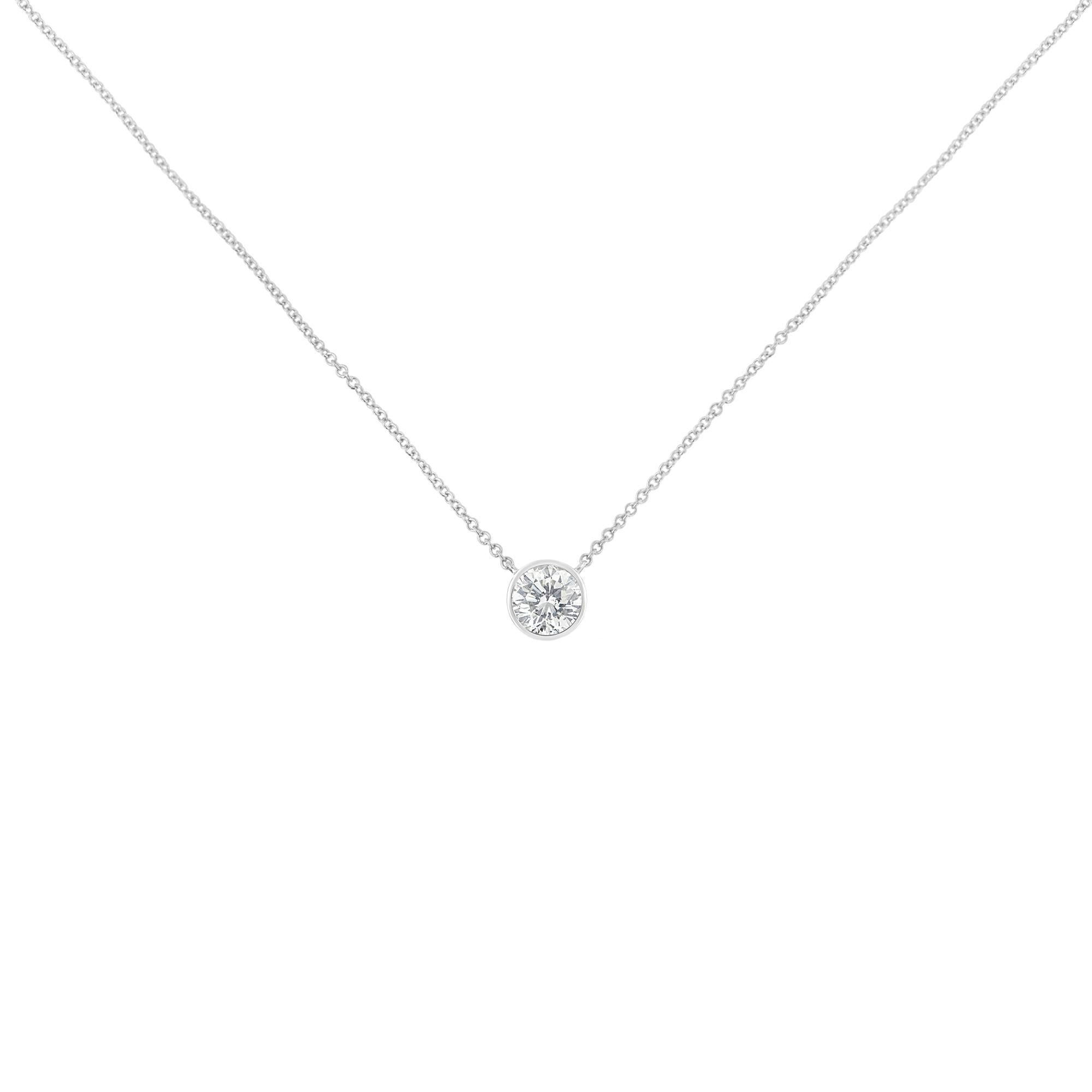 Uno scintillante diamante rotondo da 1/5 di carato è incastonato in un morbido castone. Ancorata su ogni lato, una catena con cavo tiene il ciondolo in posizione. Questa collana in oro bianco 10k è l'opzione perfetta da indossare tutti i giorni.
