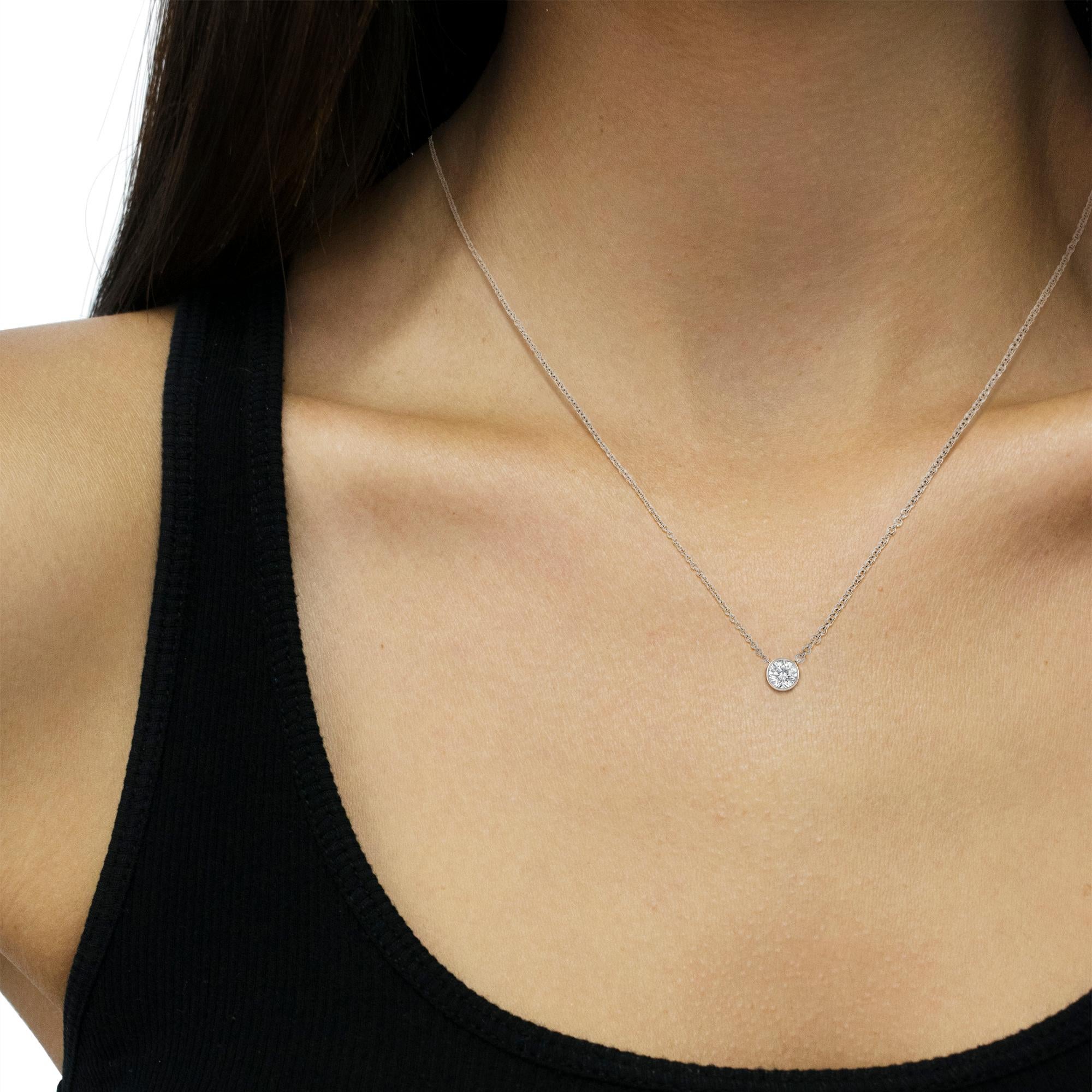 Collana con ciondolo solitario con castone di diamanti da 1/5 carati in oro bianco 10K In condizioni Nuovo a New York, NY