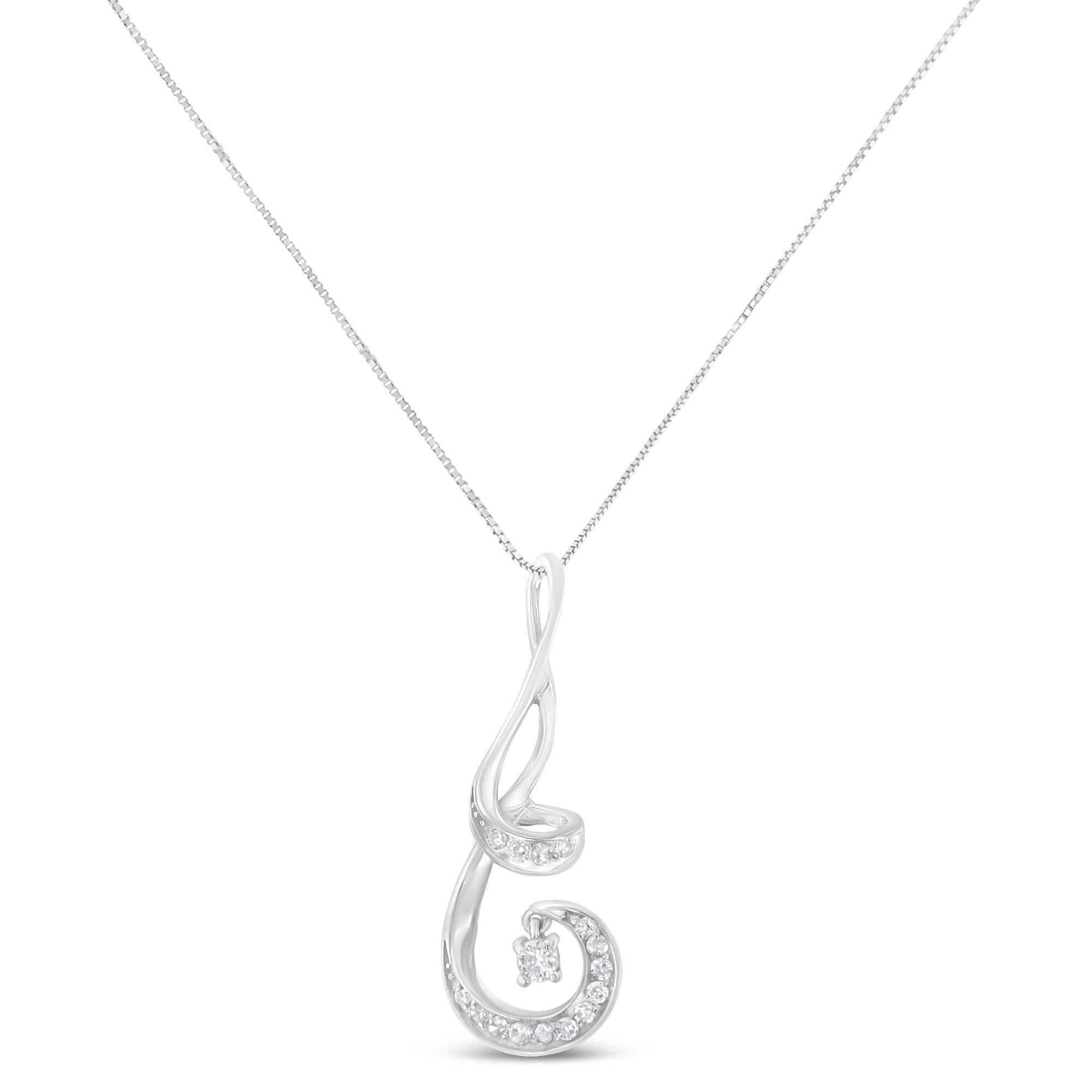 Scendendo a cascata in un'elegante spirale, questo squisito ciondolo è rivestito di scintillanti diamanti incastonati lungo la sua curva, che termina con un unico, splendido diamante solitario. Realizzato in oro bianco 10K ad alta brillantezza, è