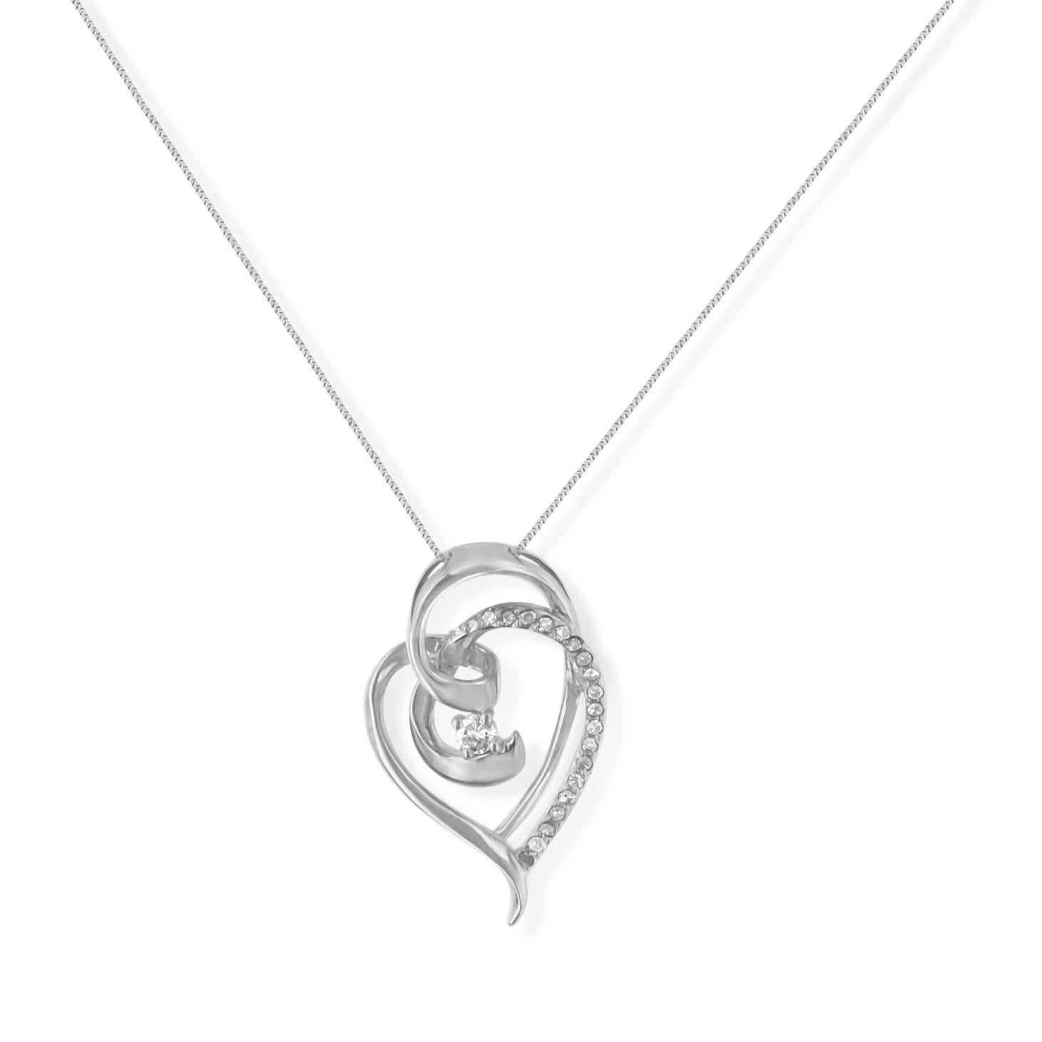Symbolisant un amour qui ne s'arrête jamais, ce pendentif cœur en or blanc au design impeccable tourbillonne et s'enroule autour d'un gros diamant au centre et scintille avec un éparpillement de diamants sur le côté. C'est une surprise romantique