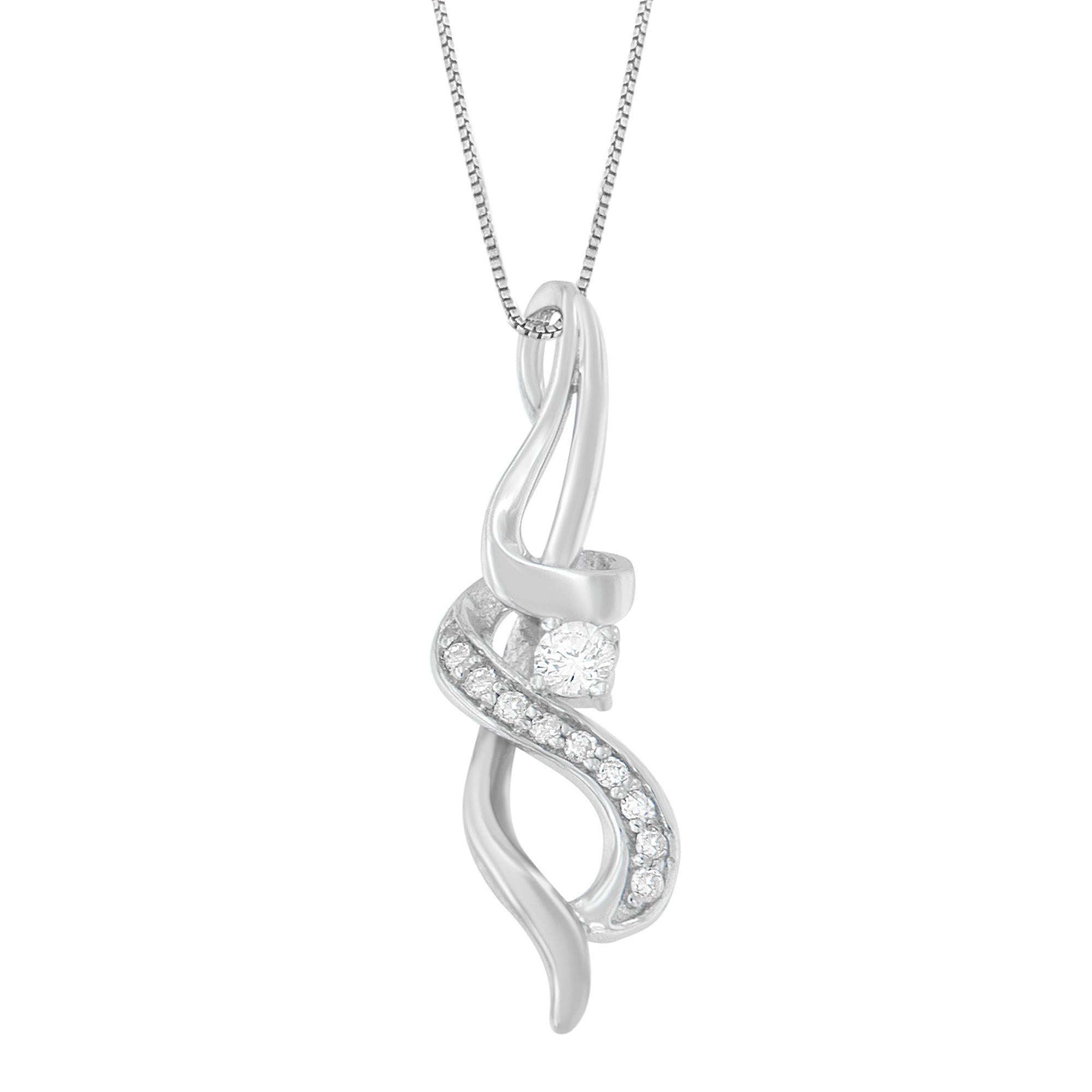 Un vortice di oro bianco crea uno splendido effetto a spirale, rendendo questo ciondolo un vero e proprio pezzo forte. Con una serie di diamanti tutt'intorno, questo è uno stile che deve essere presente nella sua collezione di gioielli.


 -
