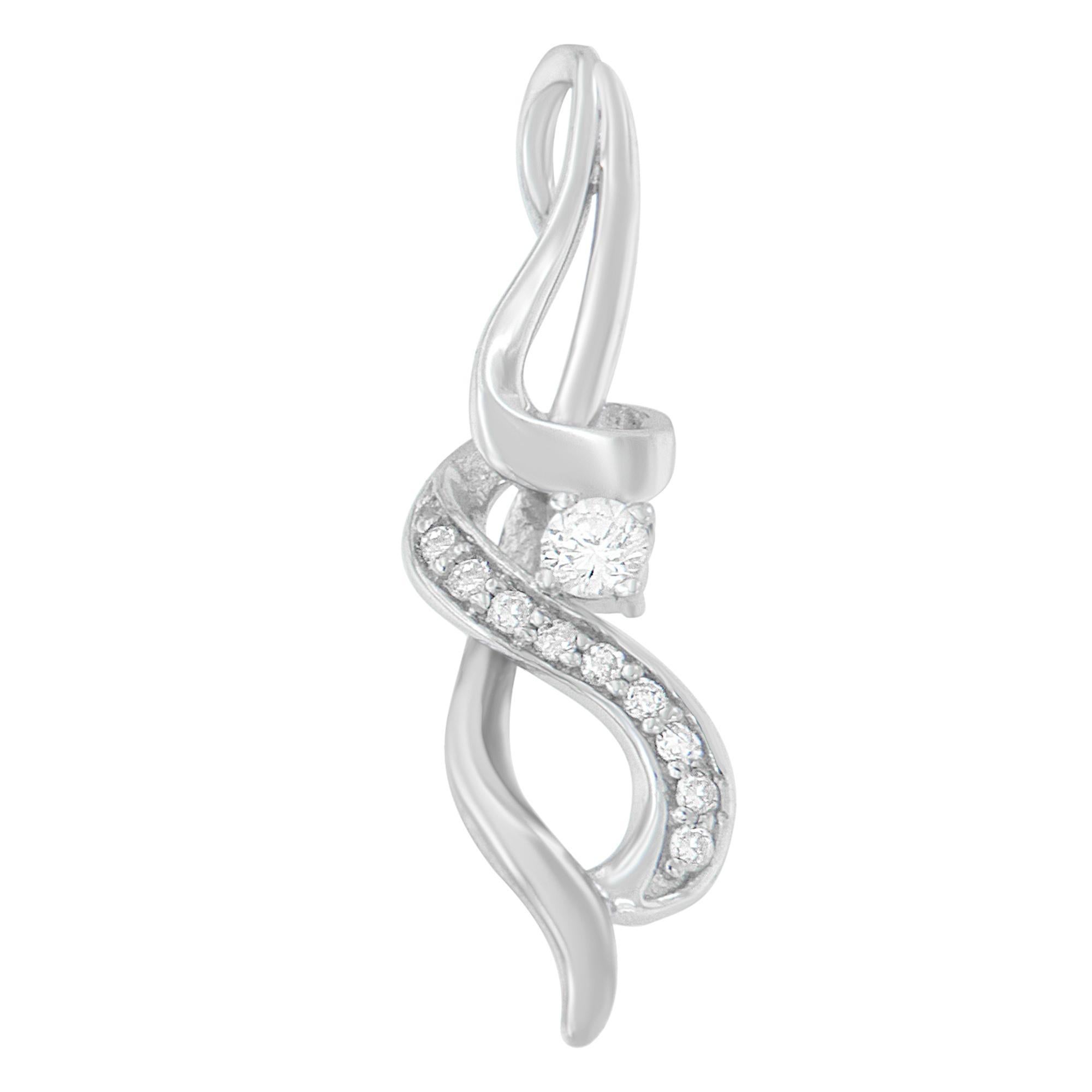 Moderno Collana con ciondolo a spirale di diamanti taglio rotondo in oro bianco 10K da 1/5 carati in vendita