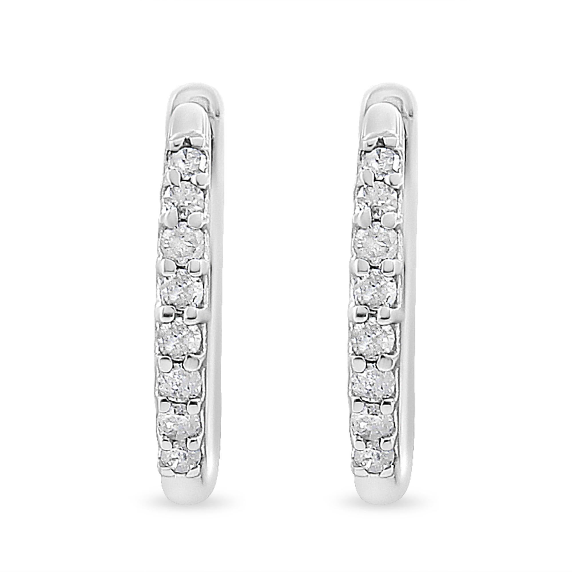 Élégantes et douces, ces petites boucles d'oreilles sont conçues de façon moderne avec des diamants naturels de taille ronde dans une monture classique à griffes. Les diamants tapissent l'extérieur de ces boucles d'oreilles en or blanc 10k et ont un