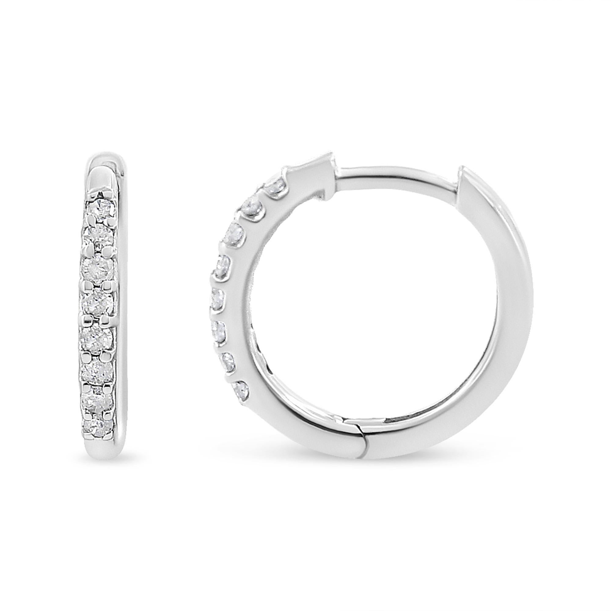 Moderne Créoles modernes en or blanc 10 carats avec diamants taille ronde de 1/5 carat en vente