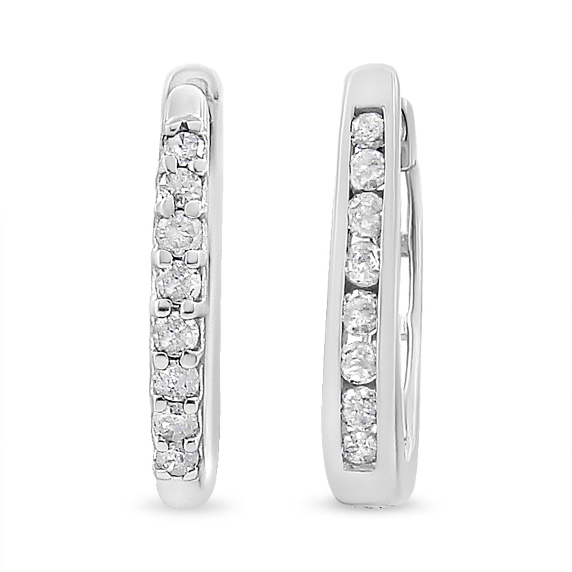 Taille ronde Créoles modernes en or blanc 10 carats avec diamants taille ronde de 1/5 carat en vente