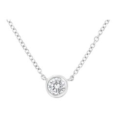 Collier pendentif solitaire en or blanc 10 carats serti d'un diamant rond de 1/6 carat