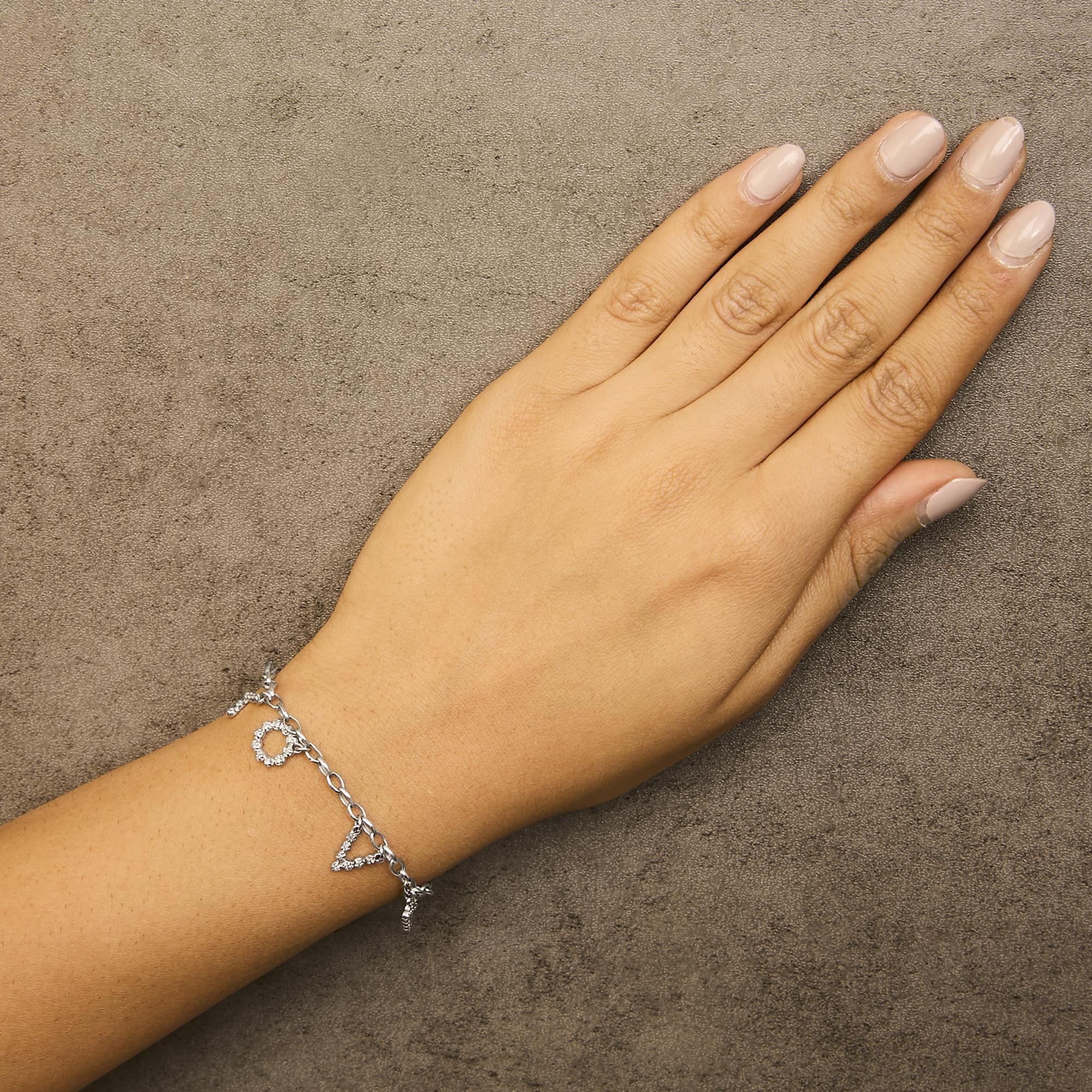 Taille ronde Bracelet chaîne à breloques Love en or blanc 10 carats avec diamants 1/6 carat en vente