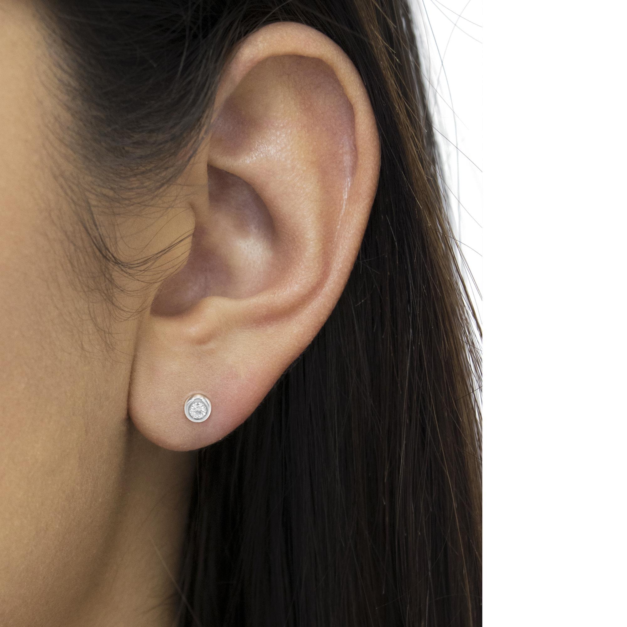 10K White Gold 1/6 Cttw Round Brilliant-Cut Near Colorless Diamond Stud Earrings In New Condition For Sale In New York, NY